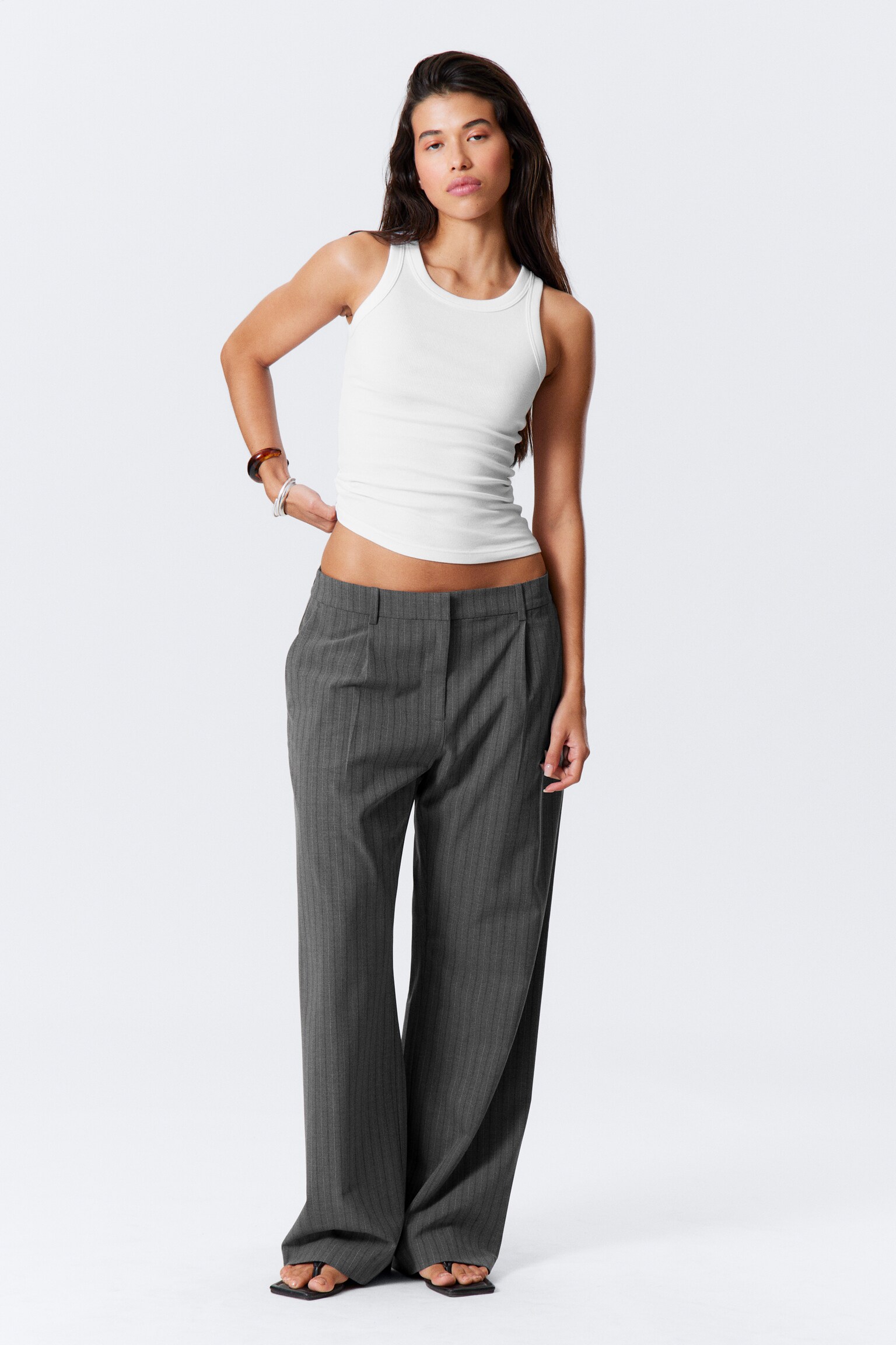 Pantaloni relaxed in tessuto per abiti vita media - Grigio scuro mélange a righe/Nero