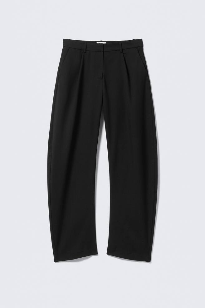 FRONT, black wide-leg trousers featuring a waistband with belt loops, single front pleats, and side pockets, displaying a loose, full-length silhouette. - 1