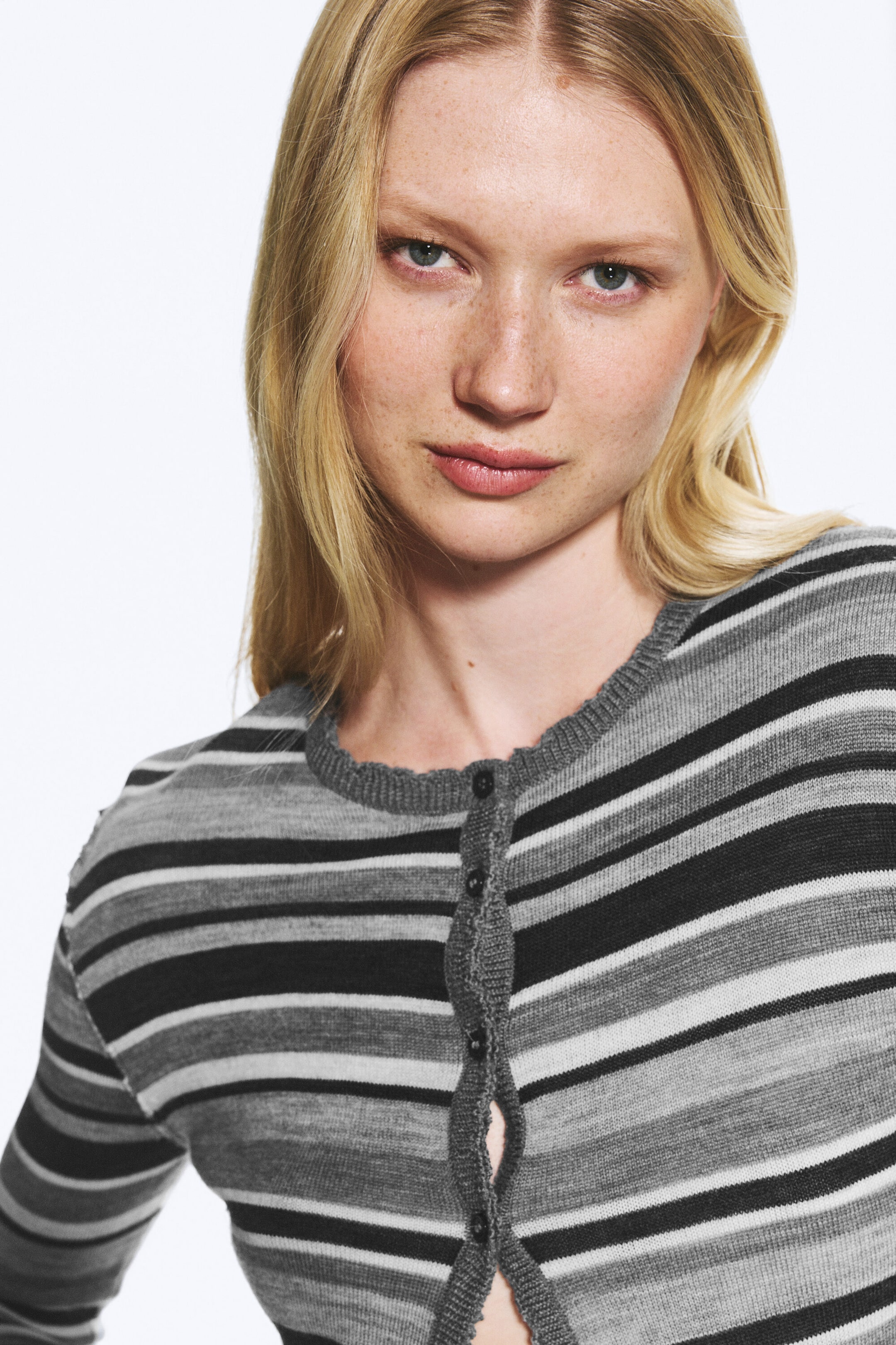 Grau meliert mit Streifen - Figurbetonte Merino-Strickjacke - 2