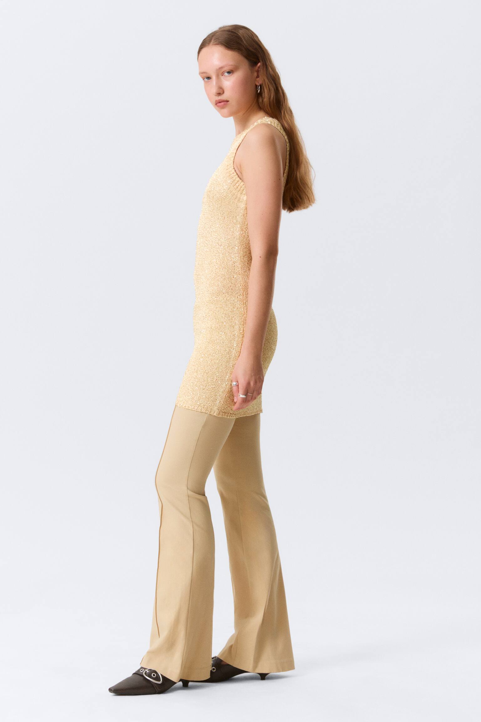 Läpikuultava paljettikoristeinen neuleminimekko - Kullanhohtoinen beige/Hopea - 4