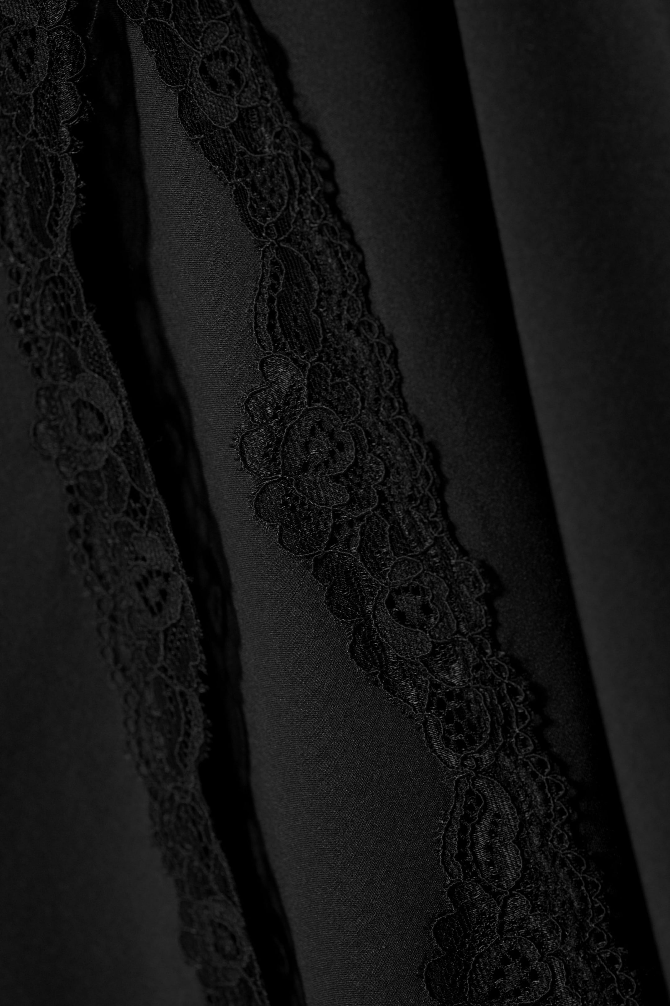 Schwarz - Slipkleid in Midi-Länge mit Spitze Effy - 1
