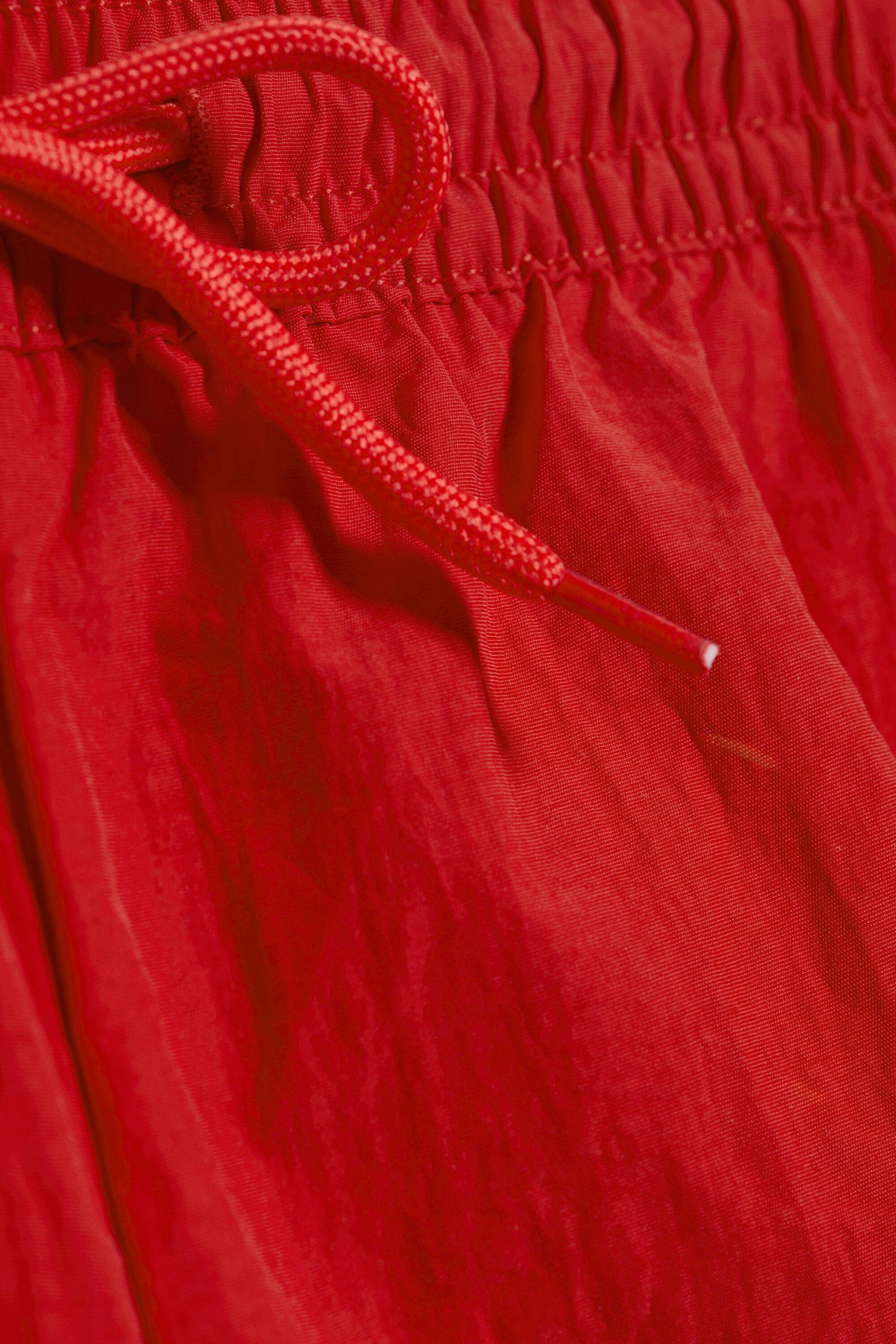 Rot - Strukturierte, mittellange Badeshorts - 4