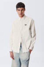 Beige gestreift mit Stickerei - Oversized gestreiftes Popeline-Hemd mit Knöpfen - 0