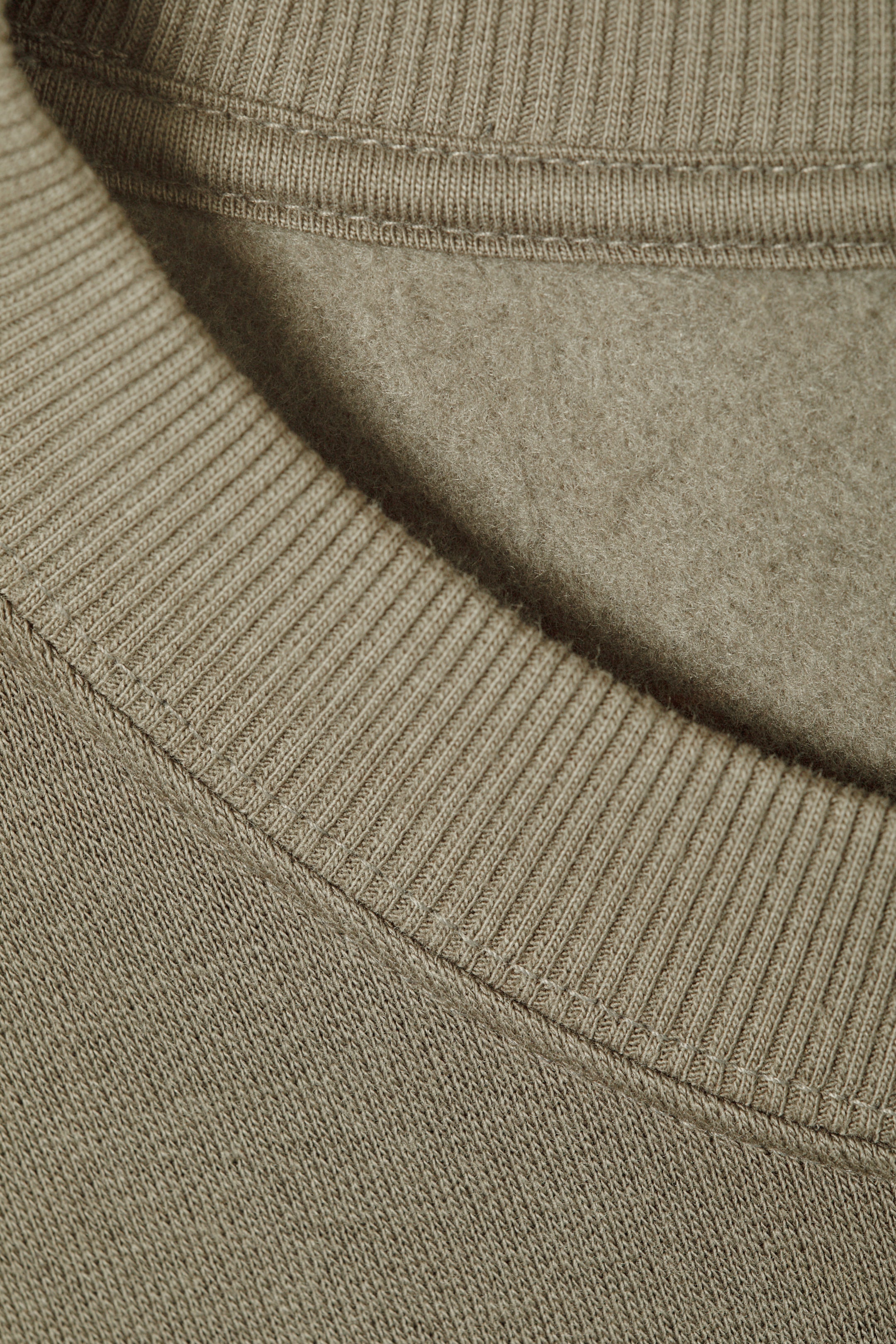 Ver imagen más grande: Sudadera estándar de grosor medio - Verde caqui - HOMBRE | H&M ES 2