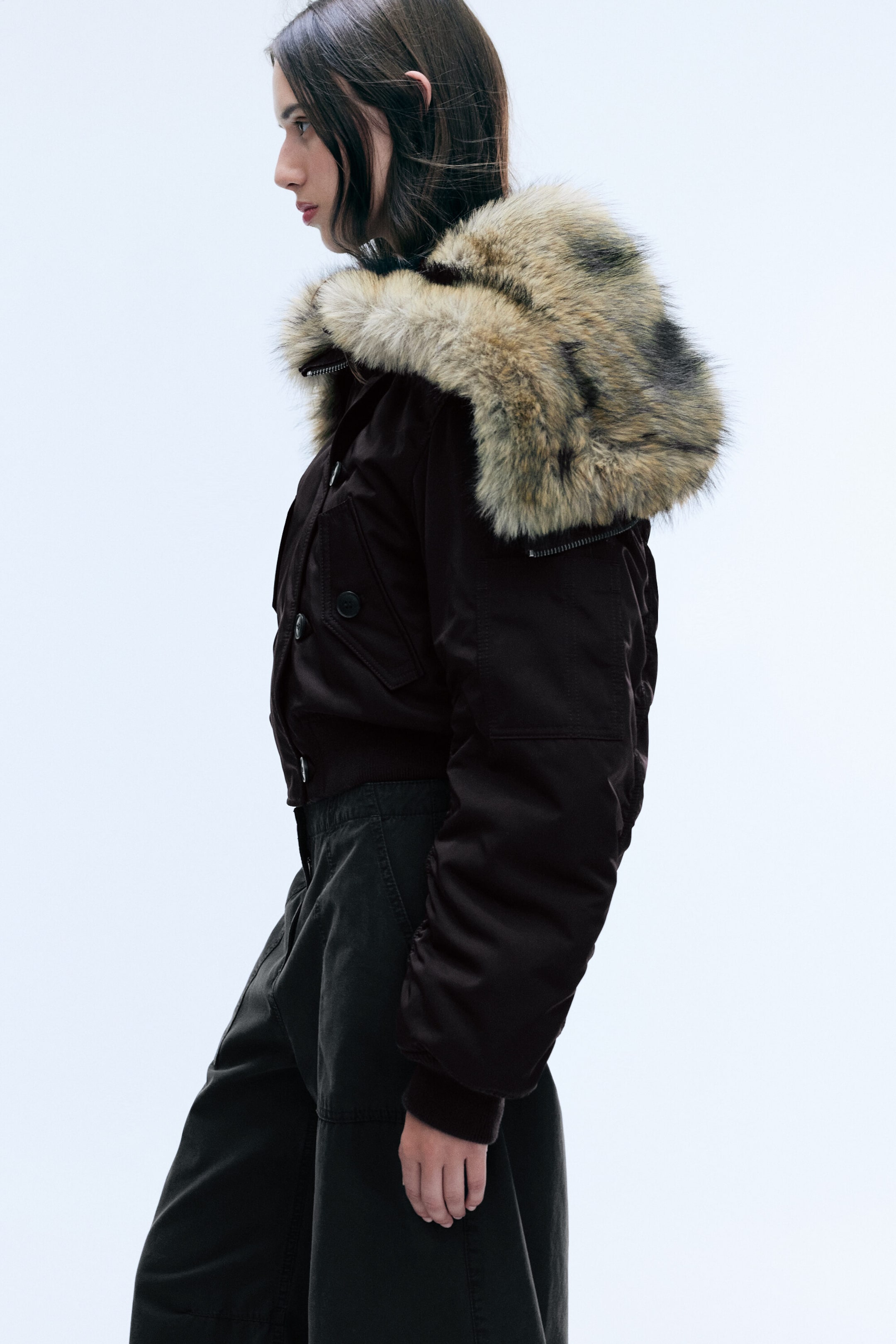 Dunkelbraun - Cropped Bomberjacke mit Kunstfellkapuze - 2