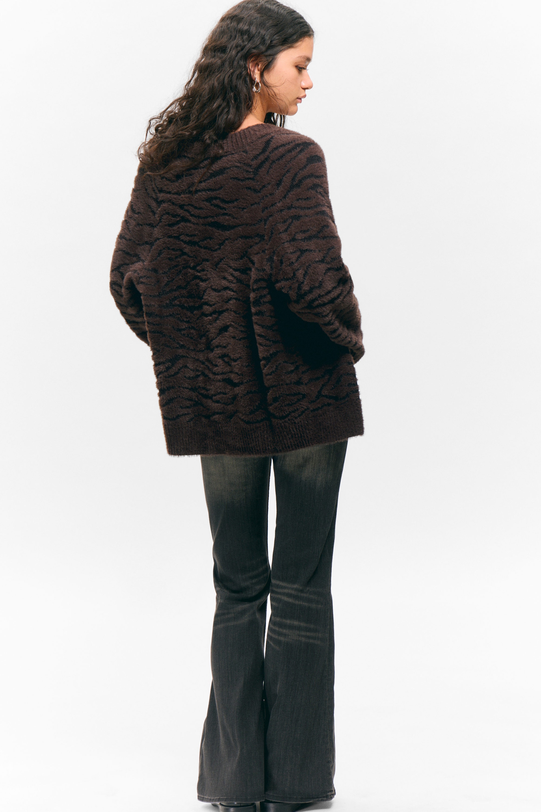 Dunkelbraunes Zebramuster - Oversized Strickjacke mit V-Ausschnitt - 2