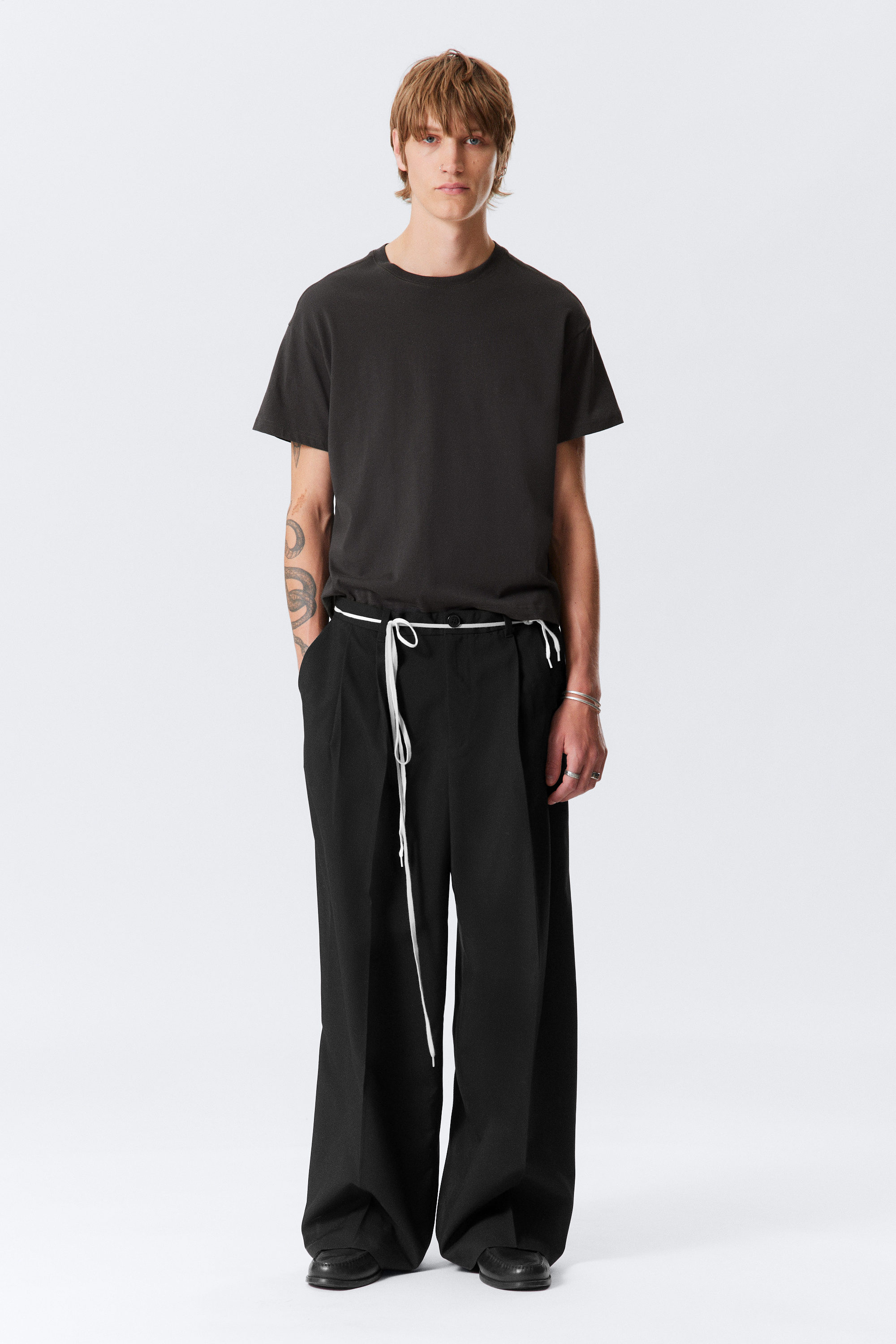 Zwart - Ruimvallende pantalon met lage taille - 1
