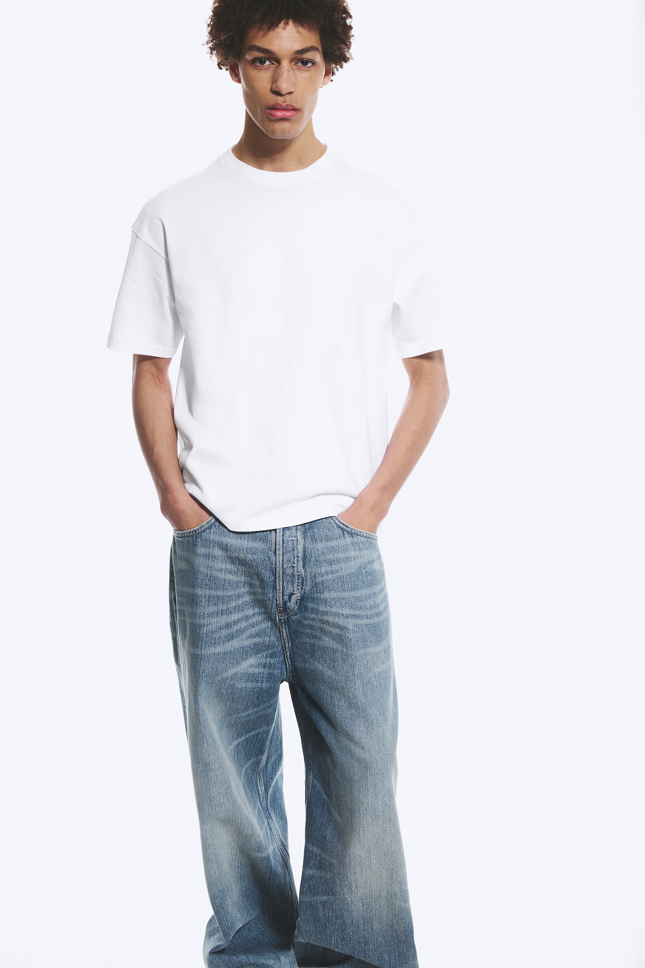 Weiß - Boxy T-Shirt mit lockerer Passform - 2