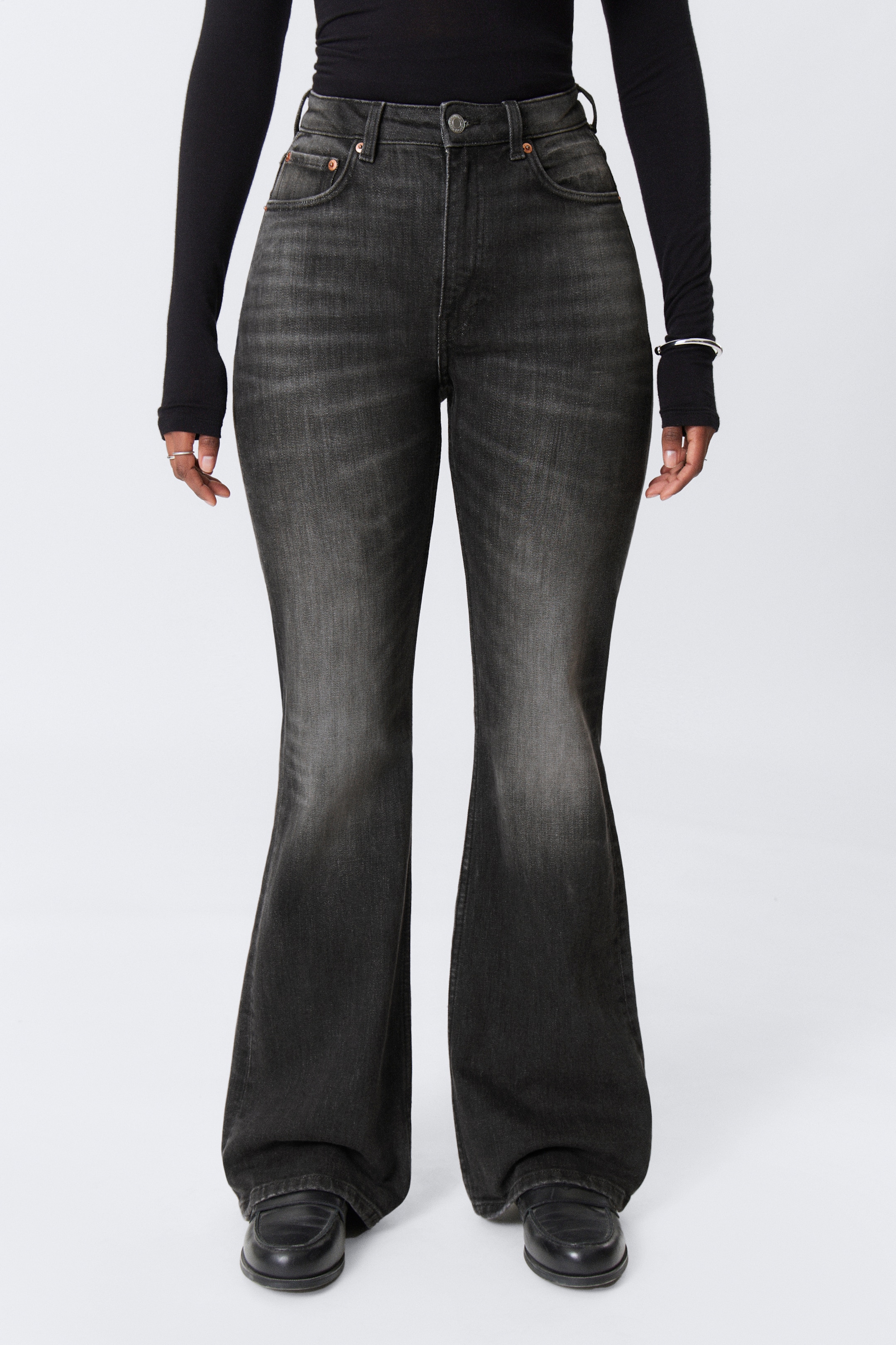 Ver imagen más grande: Vaqueros acampanados de tiro alto Glow Curve - Black Web - Negro - MUJER | H&M ES 2