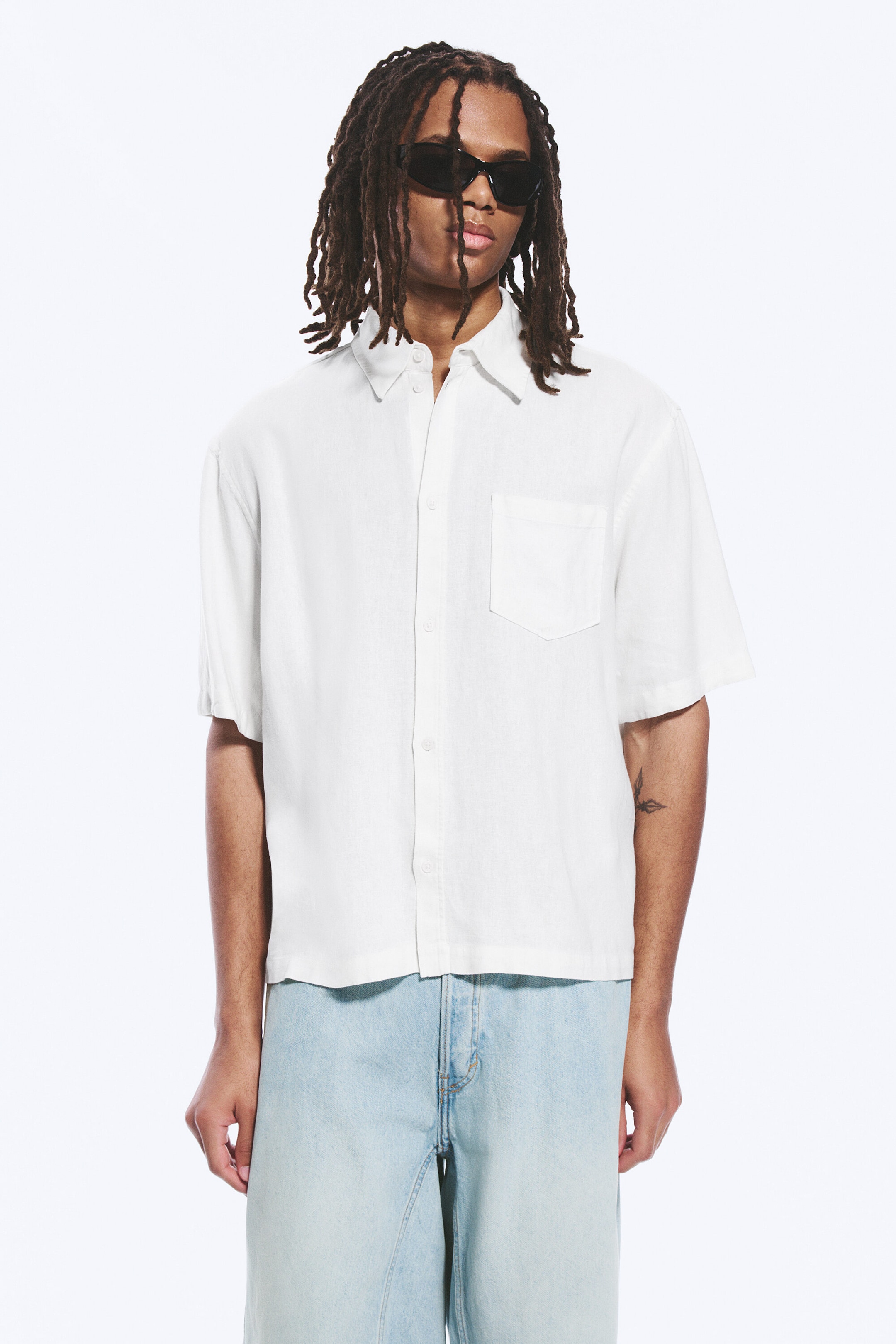Staubiges Weiß - Lockeres Kurzarmhemd aus Leinenmischung - 1