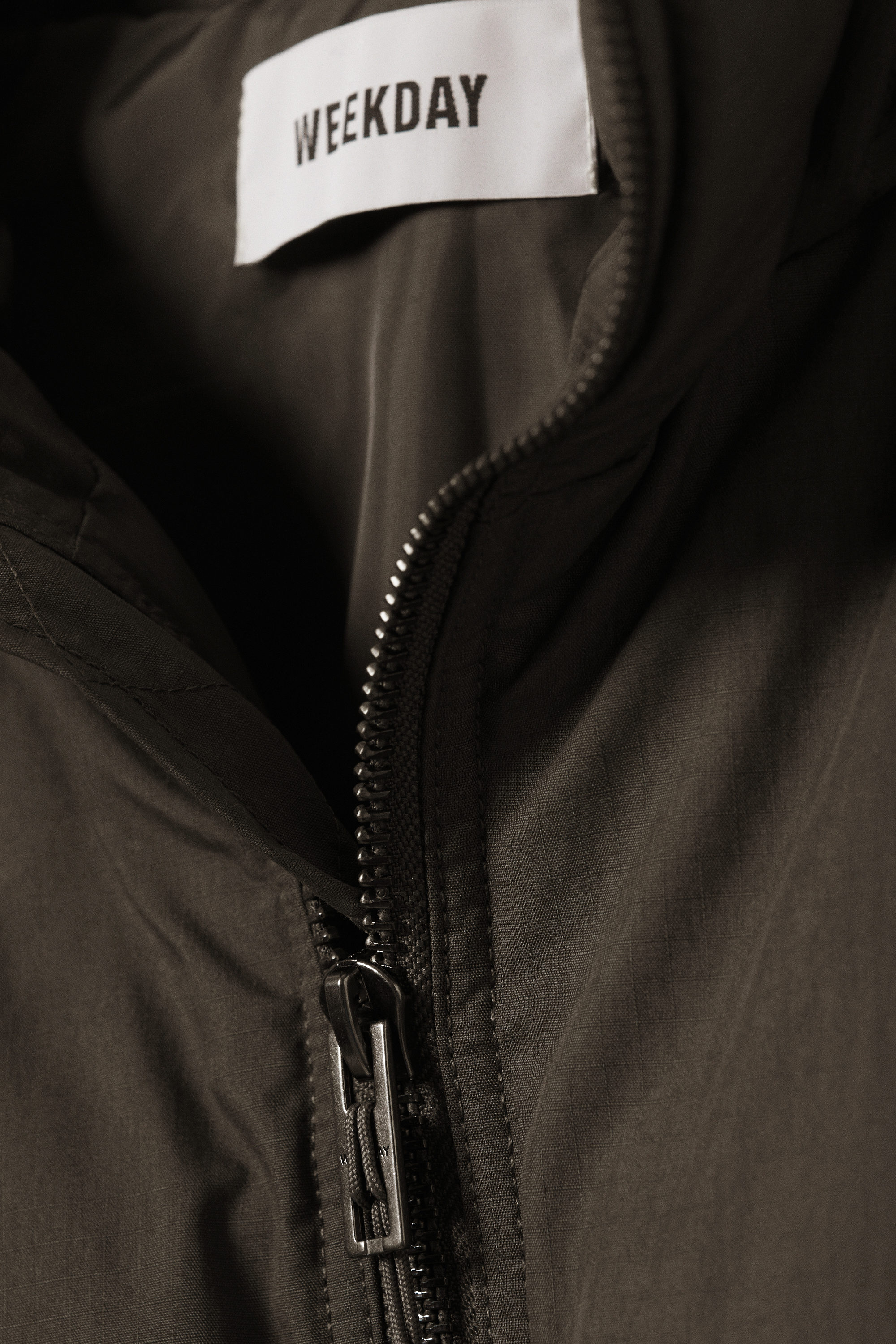 Dunkelbraun - Gefütterte Daunenjacke mit Kapuze - 5