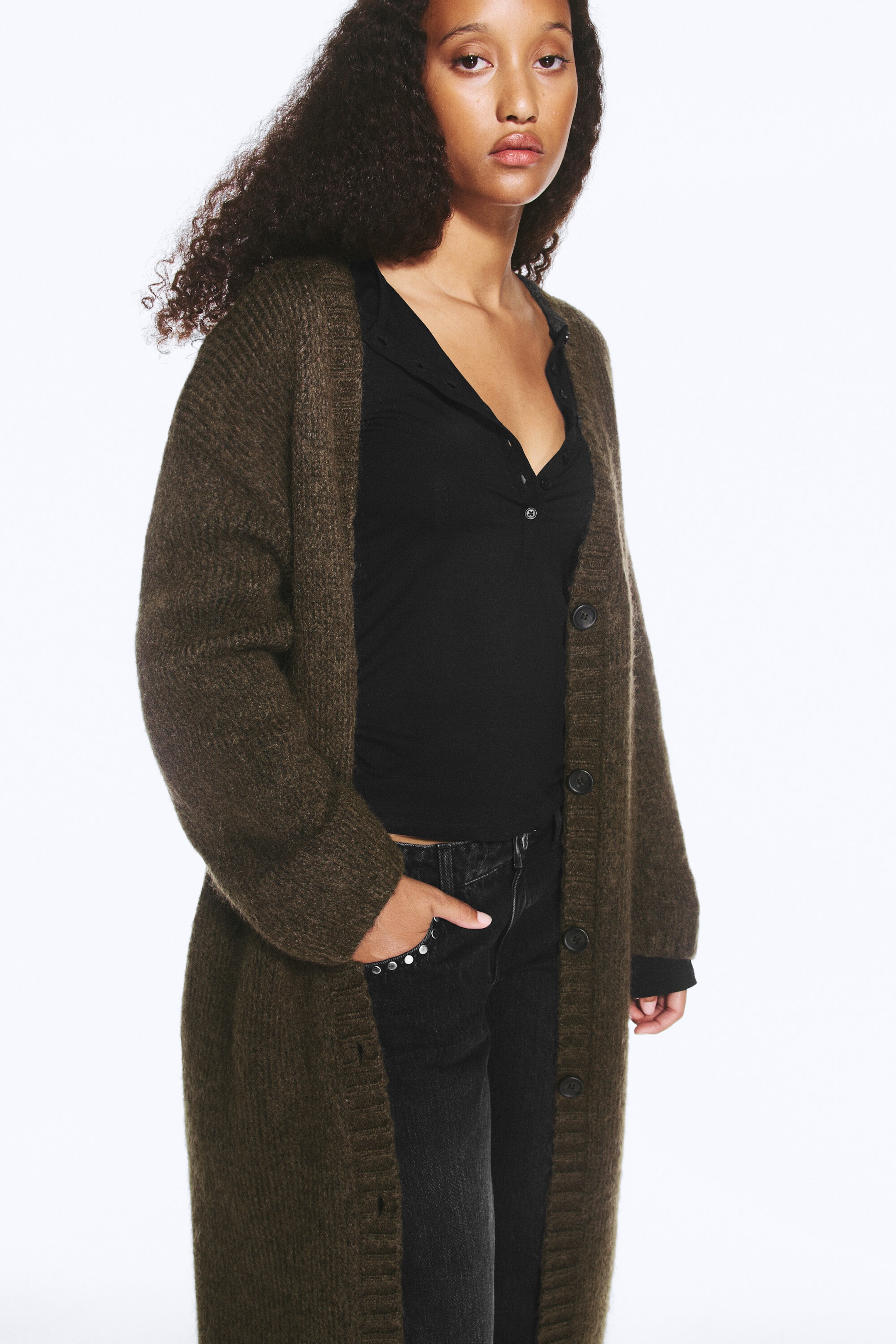 Dunkelbraun - Langer Strickcardigan mit V-Ausschnitt - 2