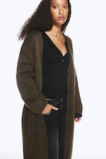 Mørkebrun - Lang strikket cardigan med V-hals - 1