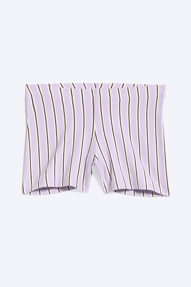 Niedrig geschnittene Jersey-Hotpants - Lila gestreift - 1