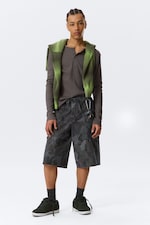 Navy Camo - Ruimvallende knielange cargoshort met halfhoge taille - 0