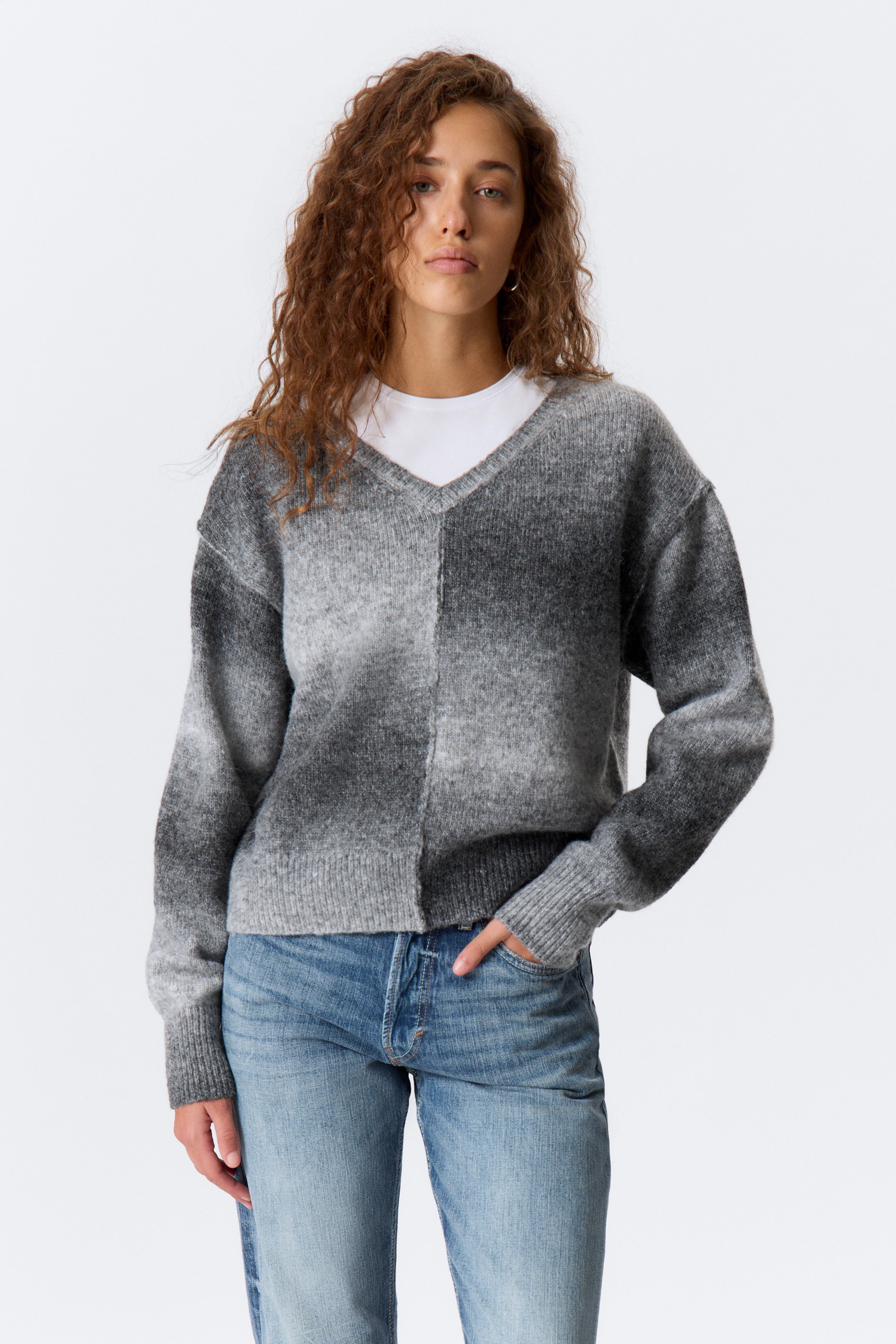 Größeres Bild ansehen: Space-Dye-Strickpullover mit V-Ausschnitt - Grau - Space-Dye - Ladies | H&M DE 1