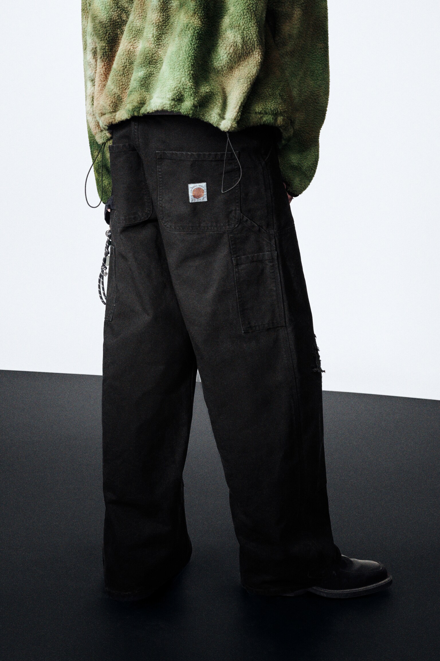 Weit geschnittene Workwear-Hose mit niedrigem Bund - Schwarz/Verwaschenes Grün - 3