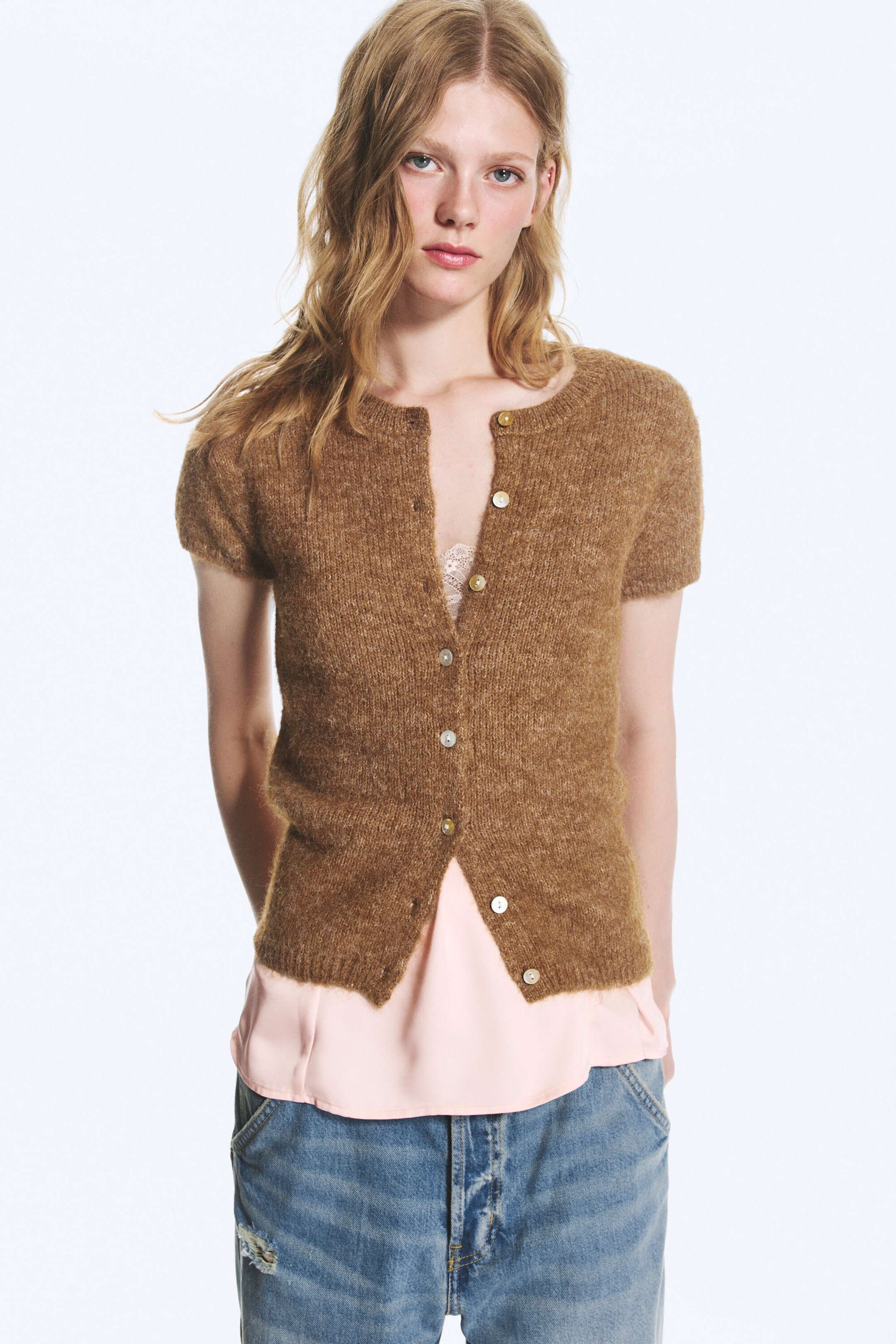 Gedecktes Braun - Kurzärmeliger Strickcardigan - 1