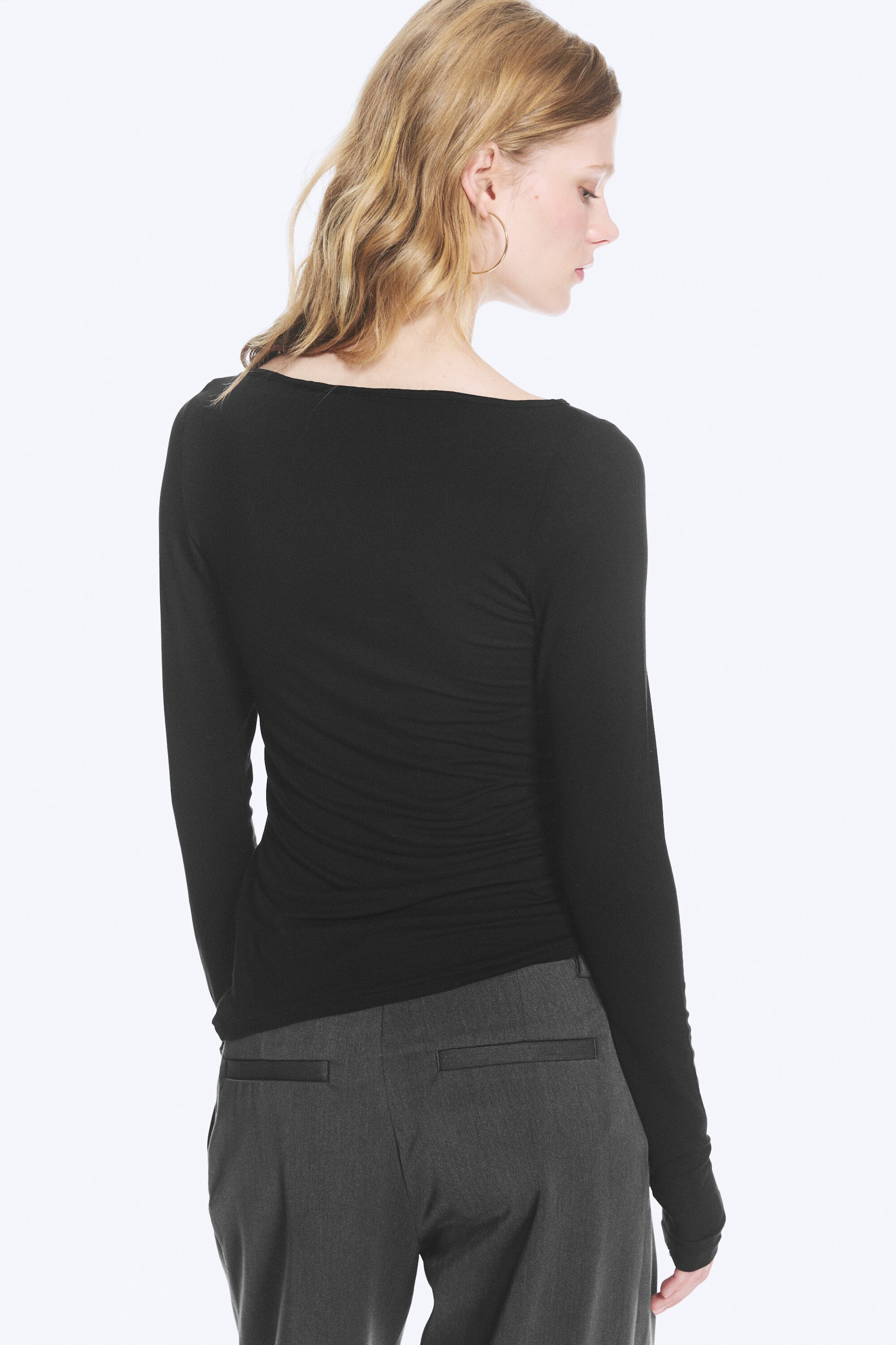 Transparentes Schwarz - Transparentes Longsleeve mit U-Boot-Ausschnitt - 2