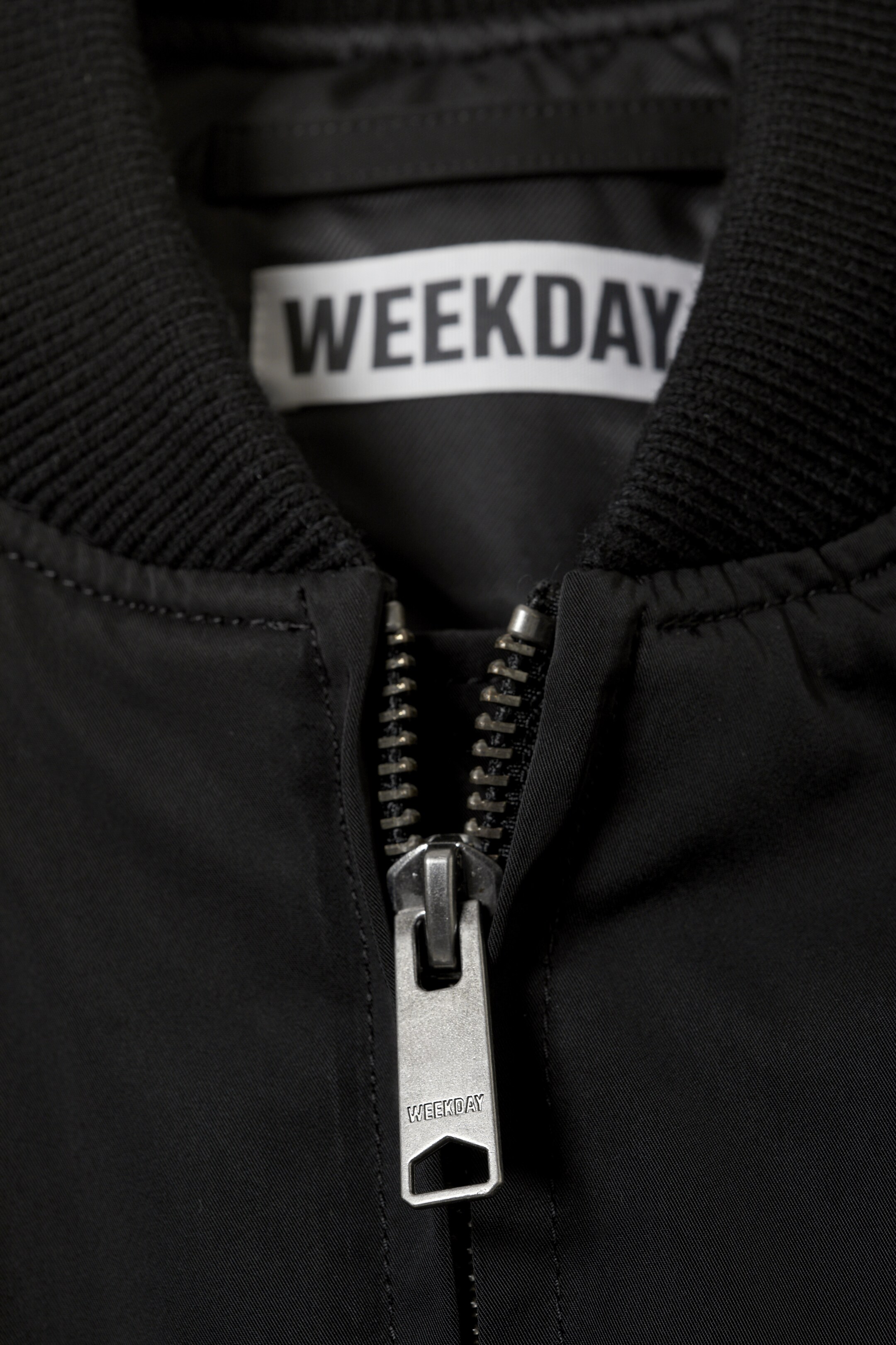 Größeres Bild ansehen: Kurz geschnittene Bomberjacke - Schwarz - Ladies | H&M DE 2