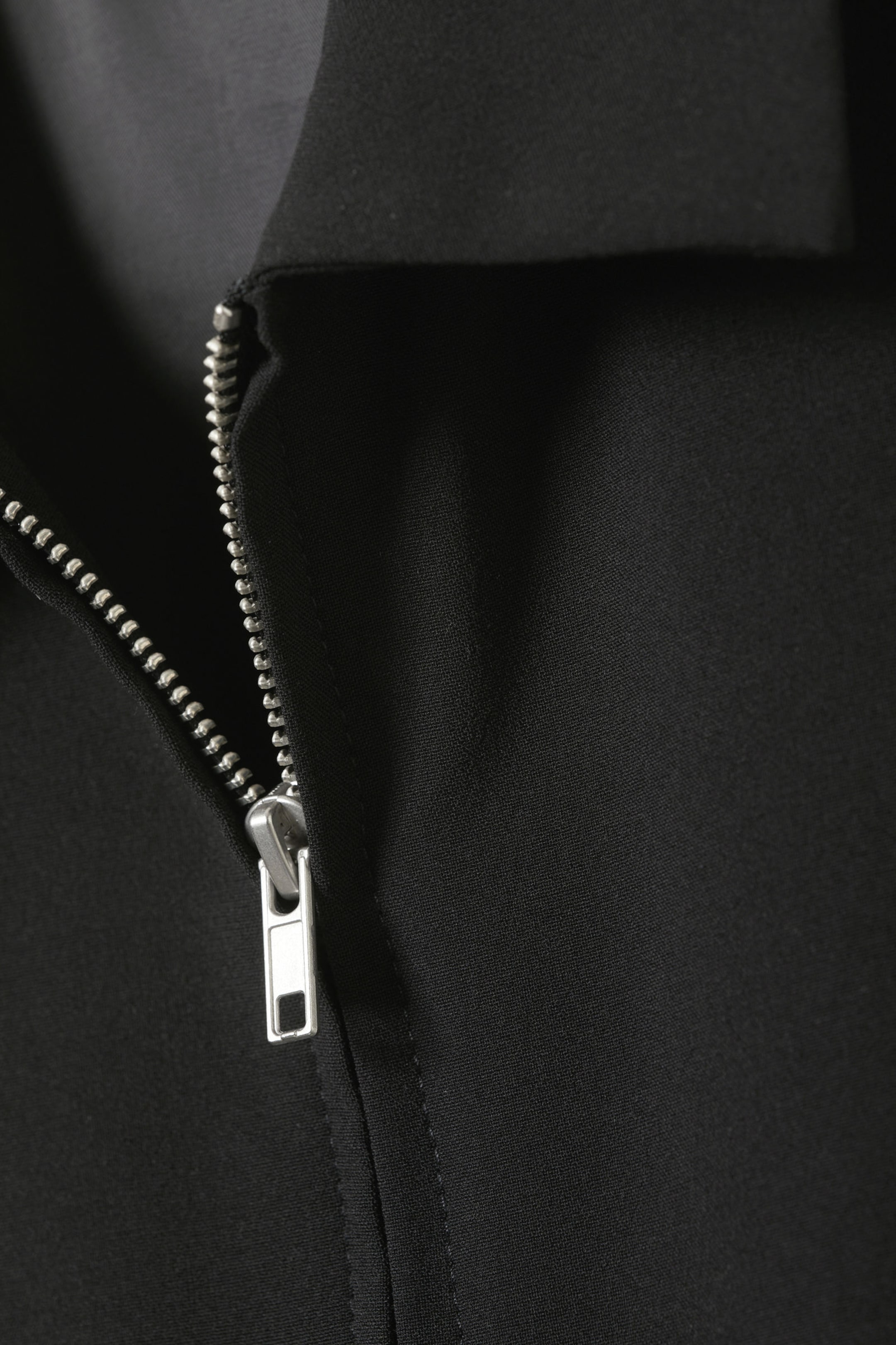 Zwart - Nauwsluitend gilet met rits - 2