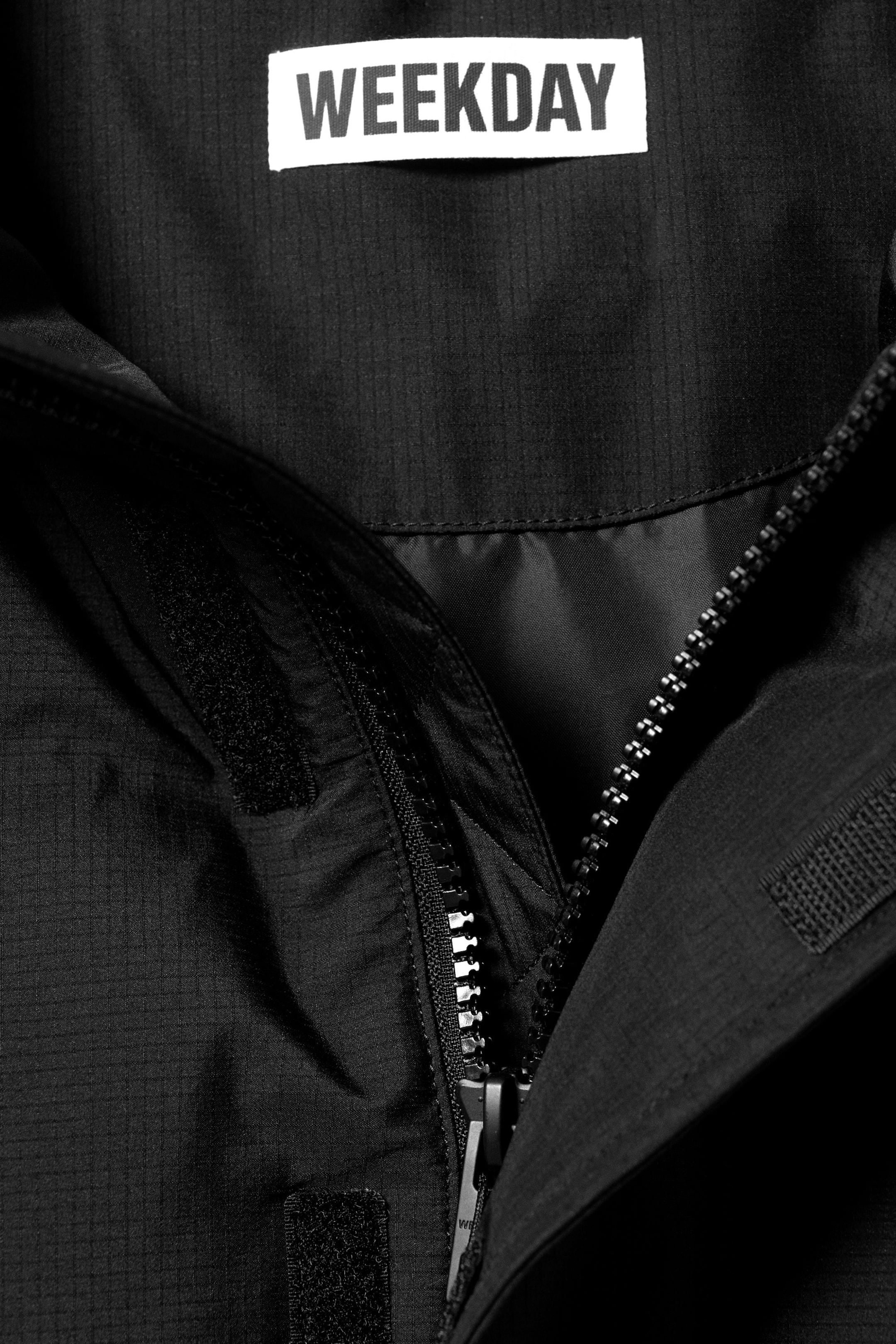 Schwarz - Pufferjacke mit Kapuze und Kunstpelzbesatz - 8