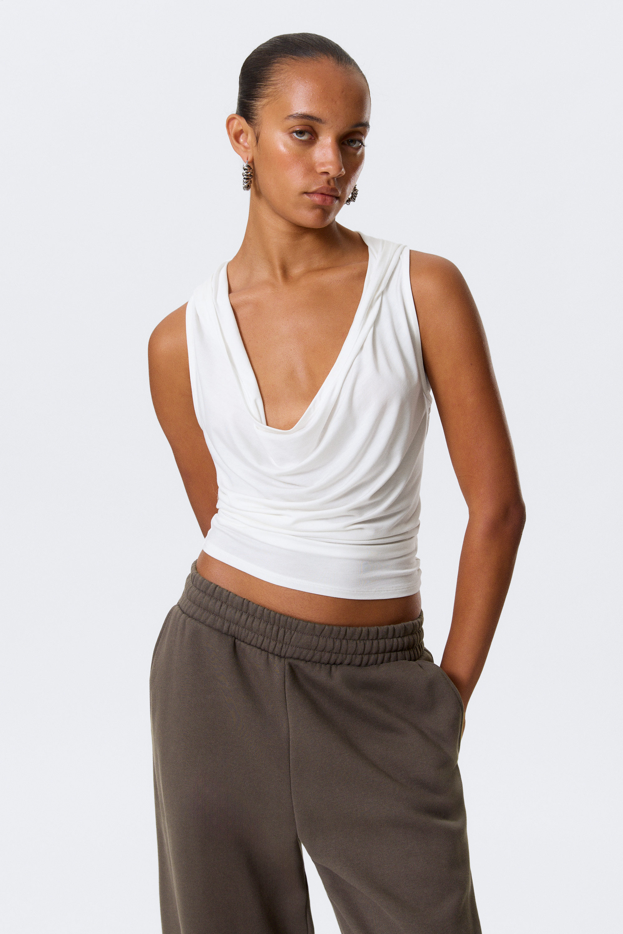 Wit - Gedrapeerde mouwloze top van lyocell met capuchon - 2