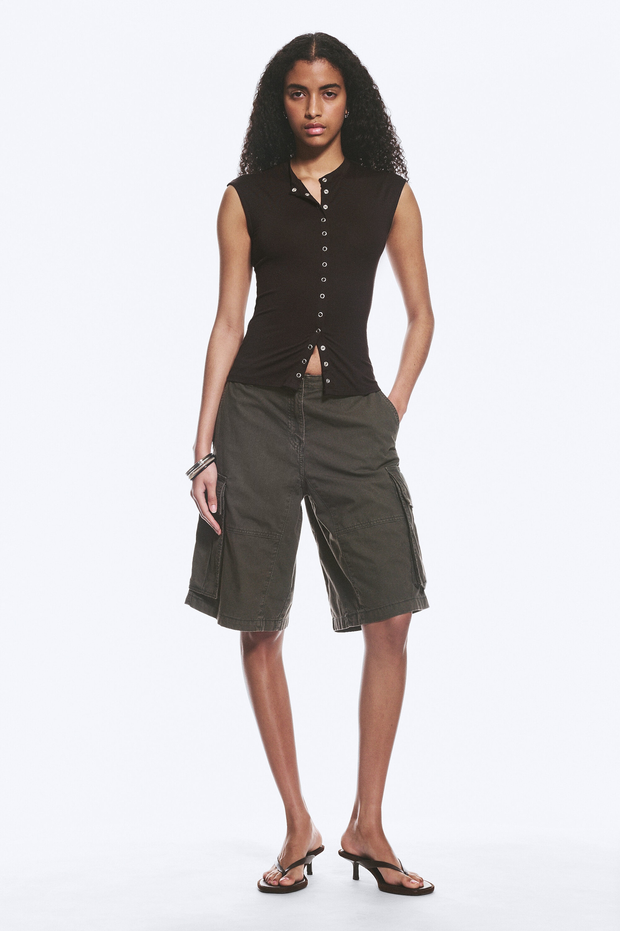 Donkerbruin - Mouwloze top met knopen - 1