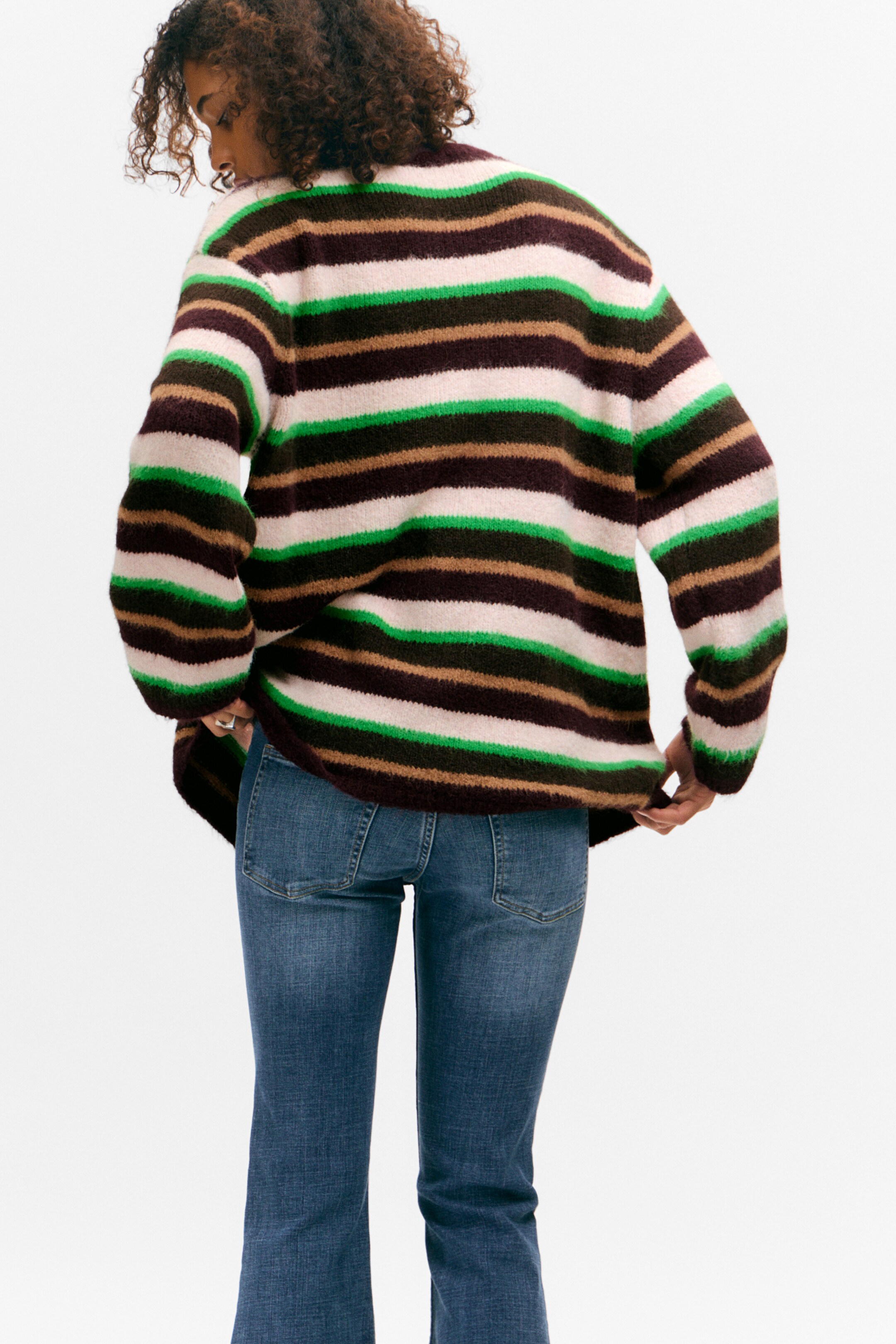 Größeres Bild anzeigen: Ein gestreifter Pullover wird von hinten betrachtet, mit horizontalen Streifen in Dunkelbraun, Hellbraun, Grün und Cremeweiß. Der flauschige Strickpullover zeigt eine lässige Passform mit langen Ärmeln, und sein Saum wird leicht von Händen hochgezogen.