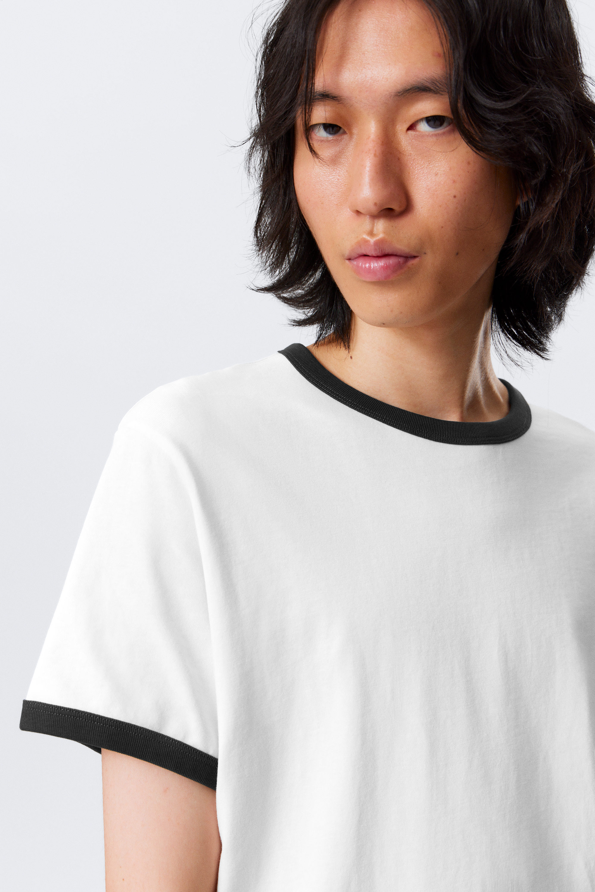 Zwart en wit - Katoenen T-shirt met contrasterende boord en korte mouwen - 2