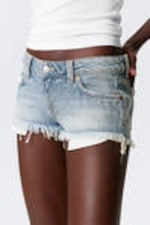 Lip Blue - Hellblau - Ausgefranste Denim-Hotpants mit niedrigem Bund - 1