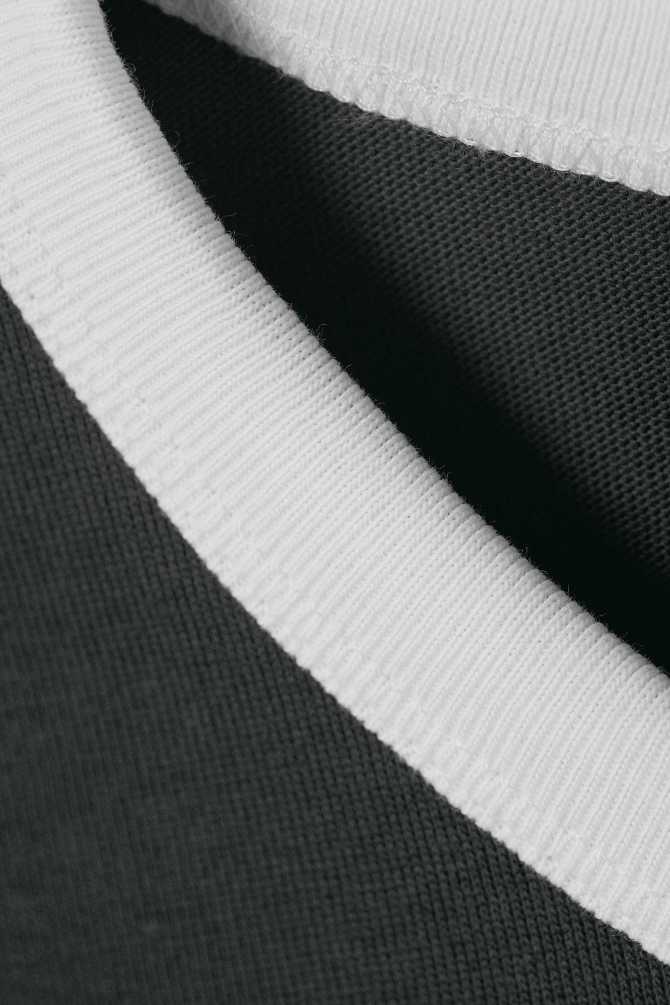 Ver imagen más grande: Camiseta de algodón con ribetes en contraste - Gris oscuro y blanco - HOMBRE | H&M ES 5