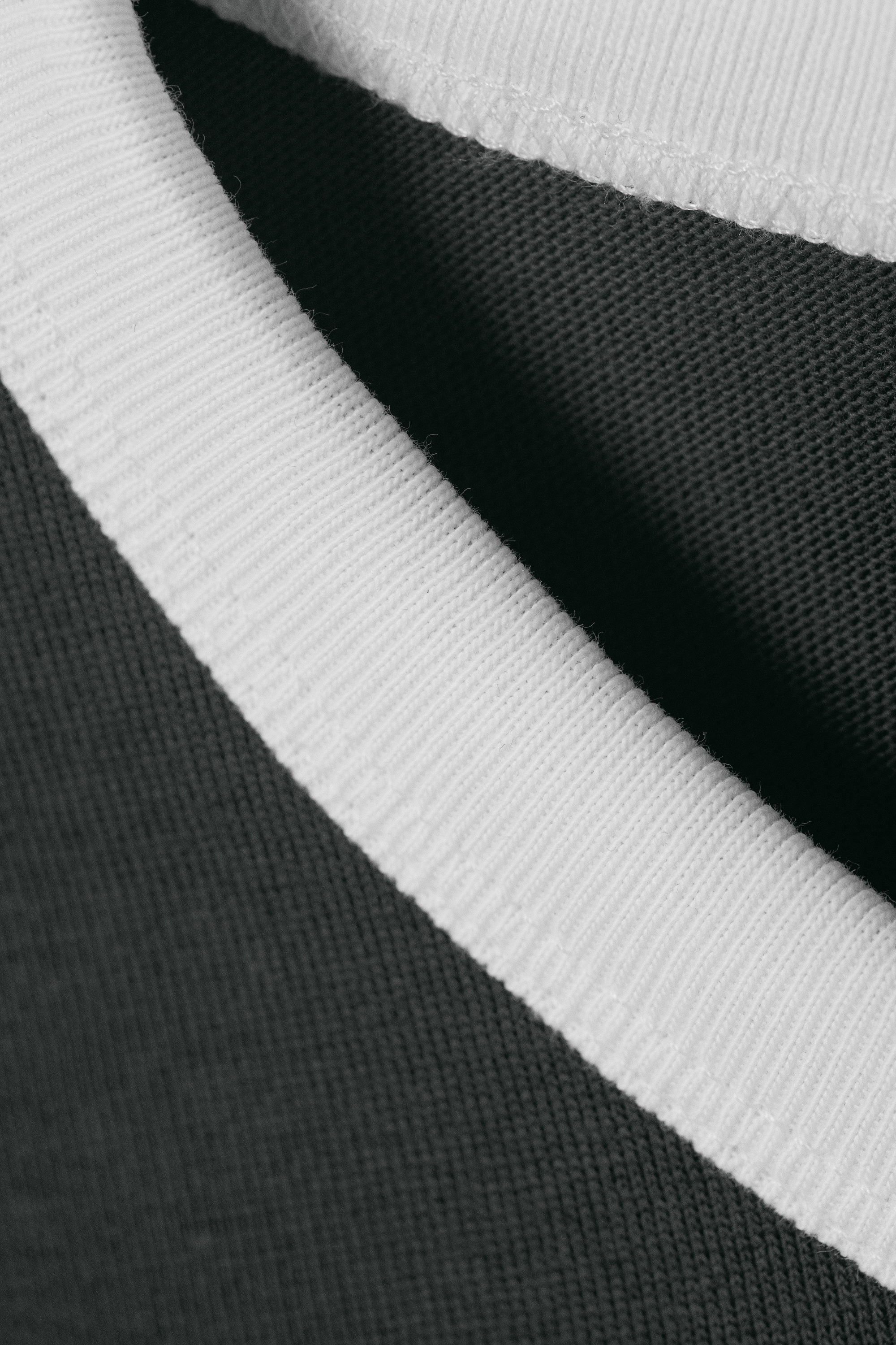 Gris foncé et blanc - T-shirt en coton avec bordures contrastées et manches courtes - 4