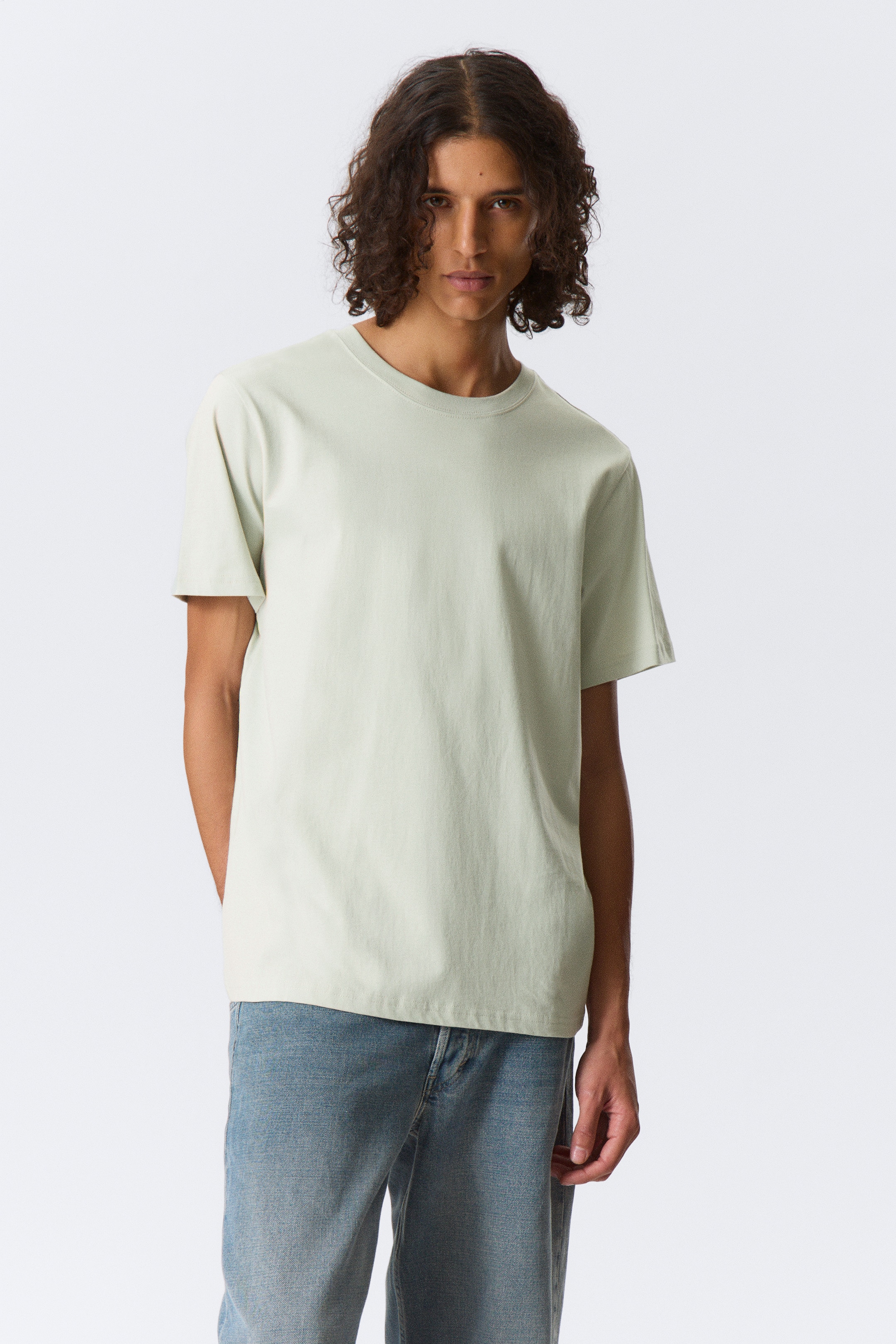 Grotere afbeelding bekijken: Een lichtgroen t-shirt wordt frontaal gepresenteerd. Het heeft een ronde hals en korte mouwen, en een ontspannen pasvorm.