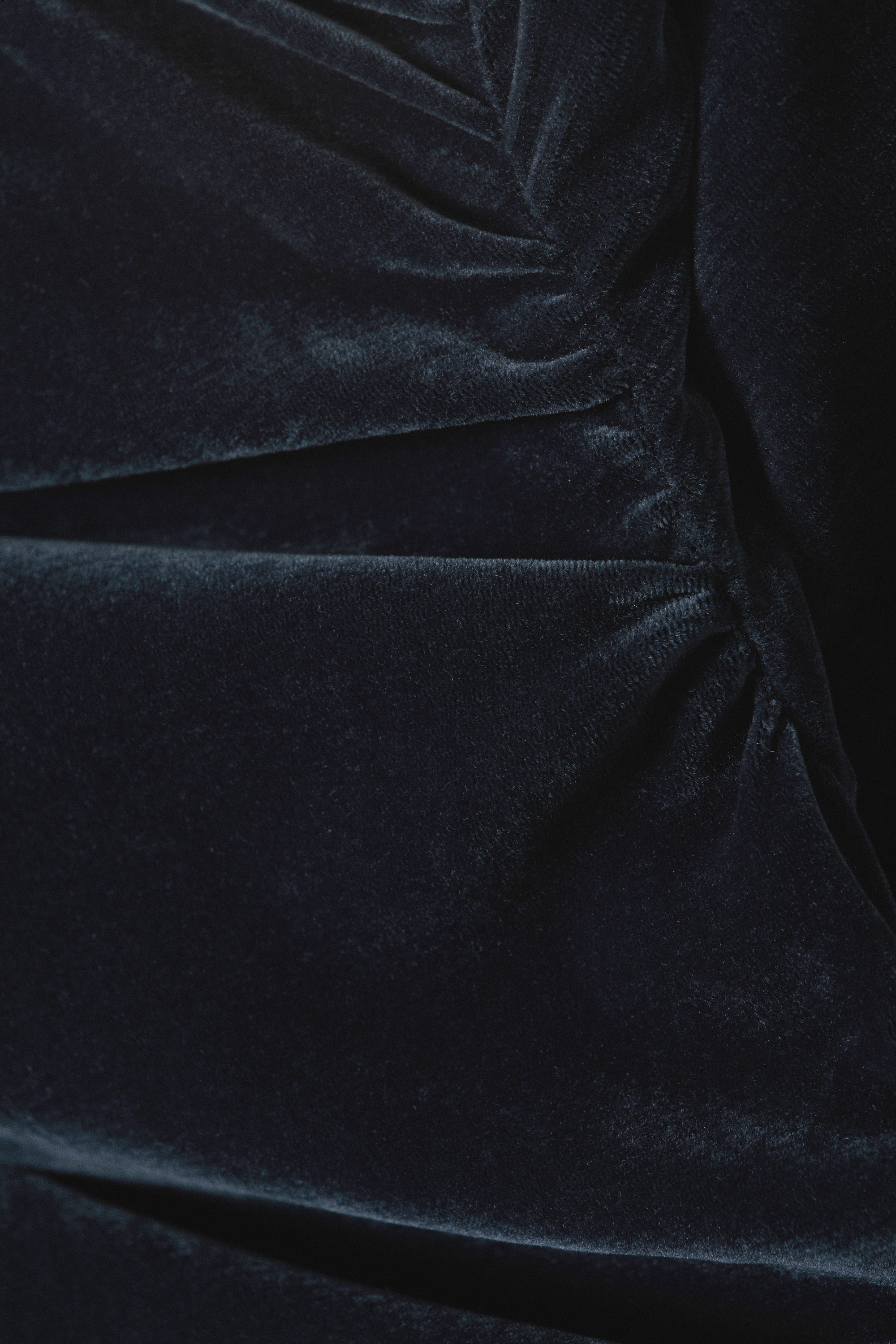 Dark Blue - Asymmetrisches Drape-Top aus beflocktem Mesh - 2