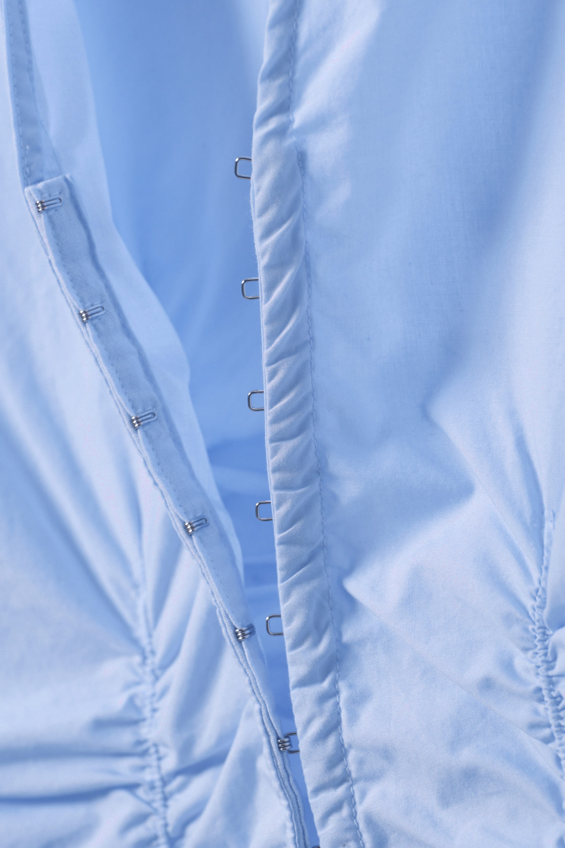 Hellblau - Gerafftes Popeline-Hemd mit V-Ausschnitt - 2