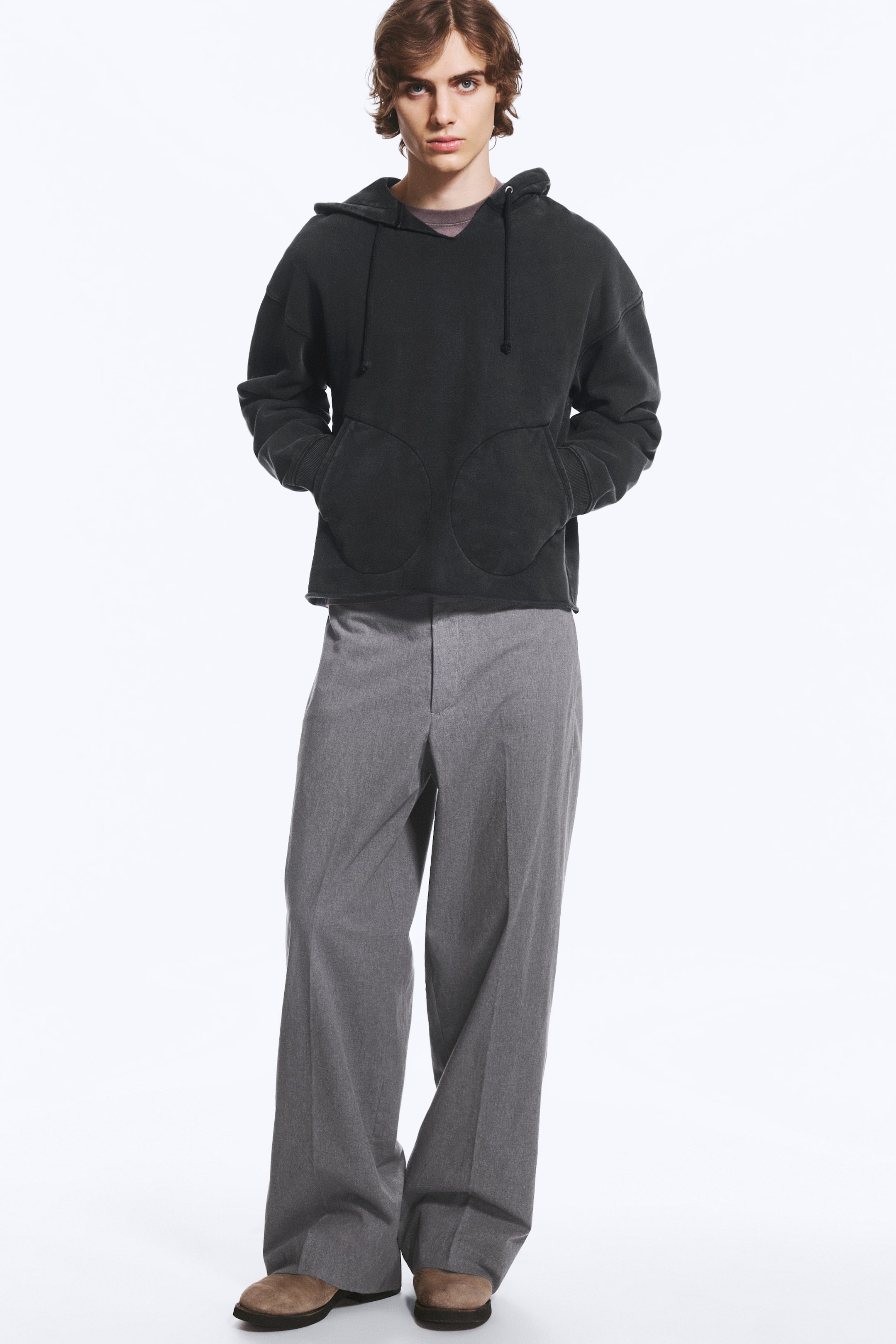 Visa större bild: Florian avslappnade kostymbyxor med pressveck - Mörk Gråmelerad - HERR | H&M SE 1