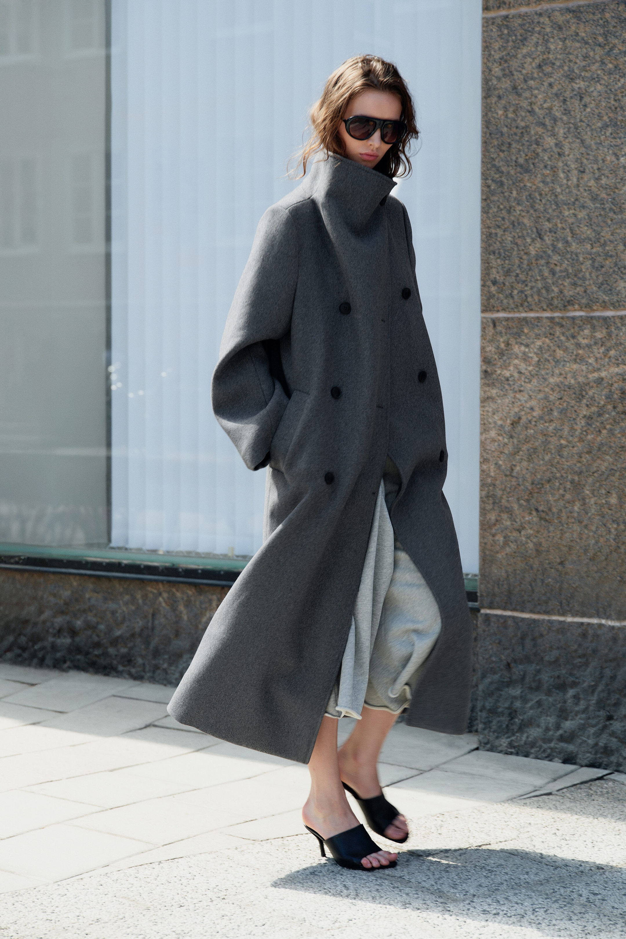 Dark Grey Melange - Oversized kåpe i ullblanding med traktkrage - 1