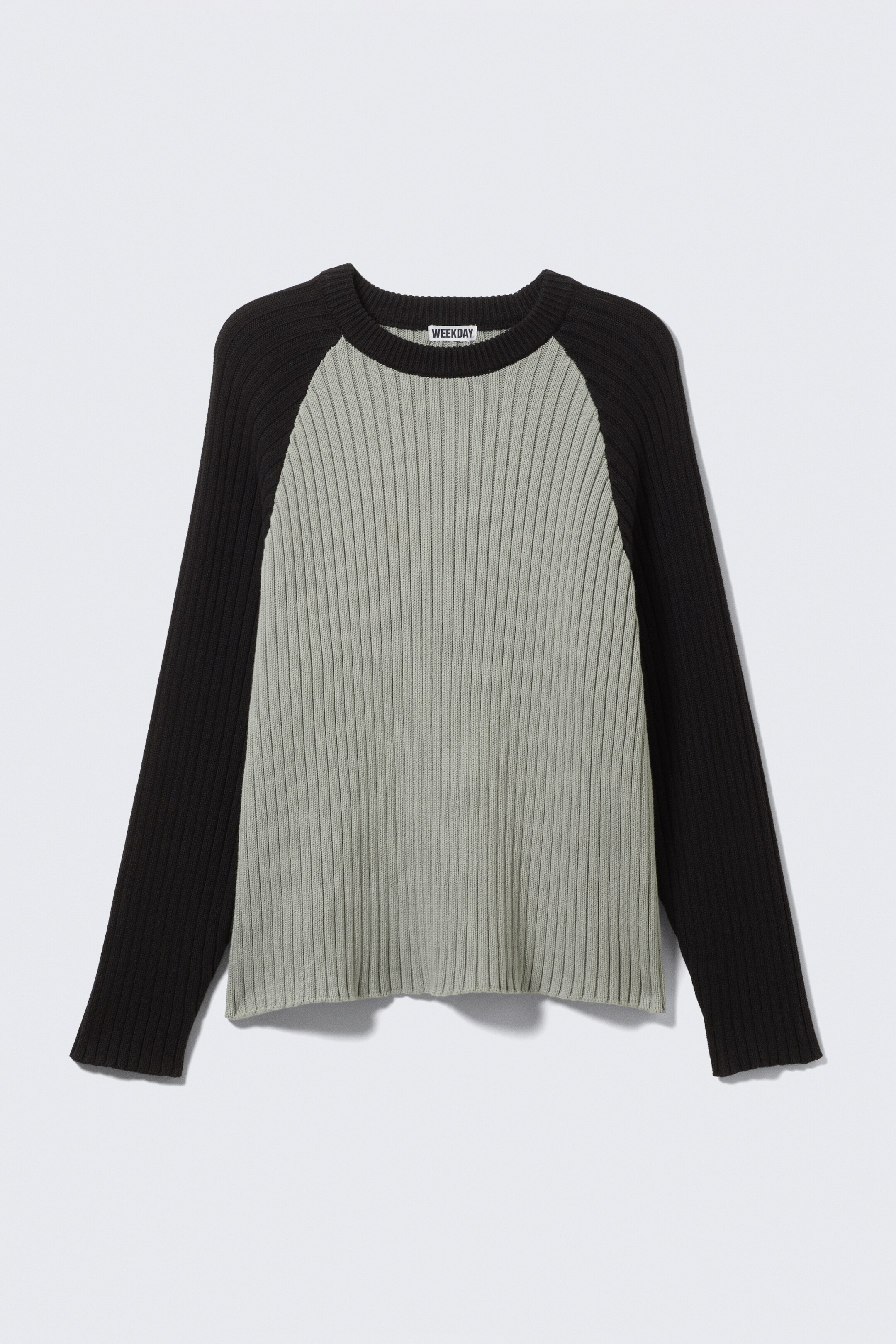 Visualizza immagine più grande: Un maglione a maglia a coste bicolore dalla forma squadrata viene presentato FRONT, con un corpo verde salvia chiaro, maniche raglan nere, una trama a coste larghe su tutta la superficie, uno scollo a girocollo a doppio strato e bordi puliti.