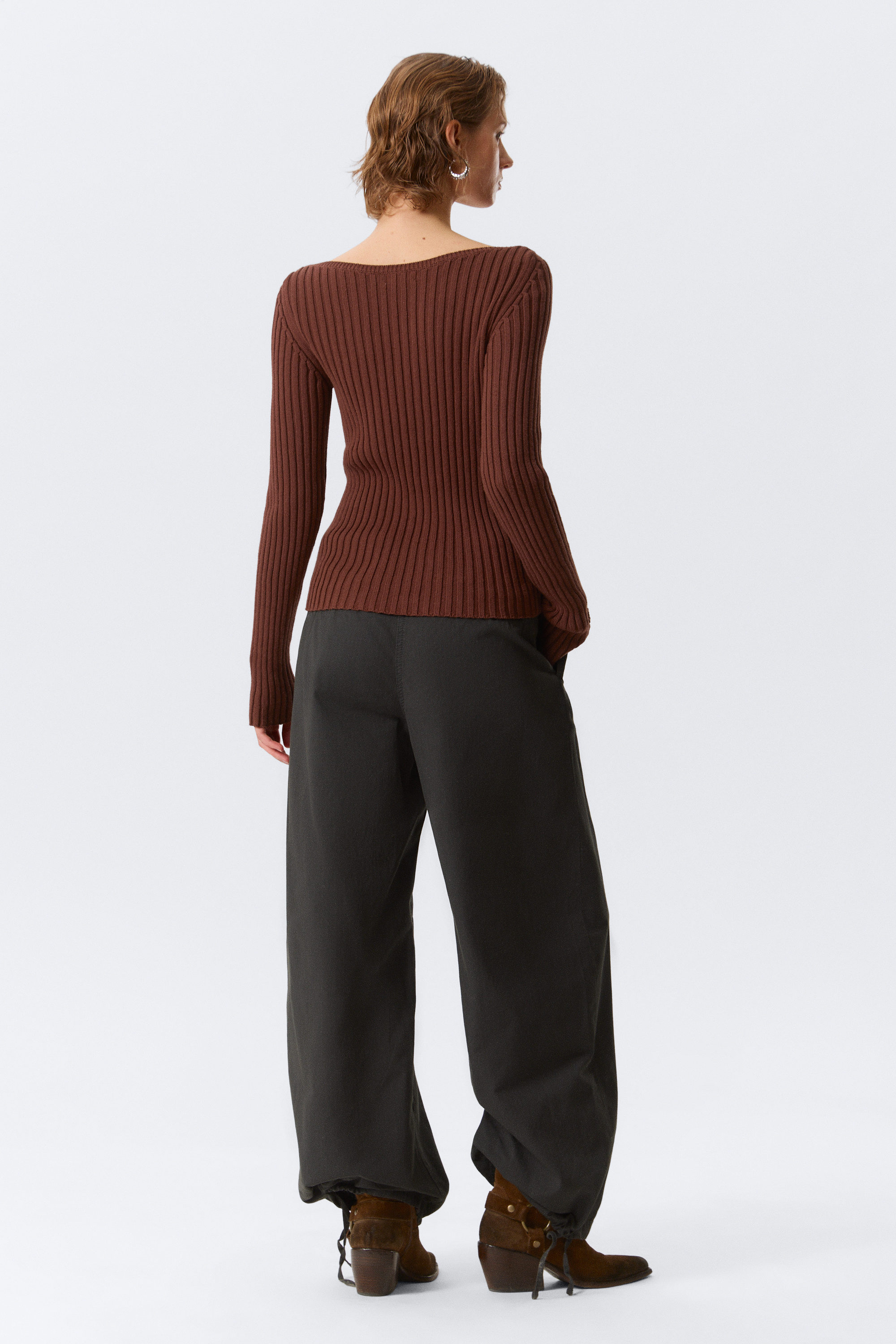 Rostbraun - Figurbetonter Strickpullover mit U-Boot-Ausschnitt - 3