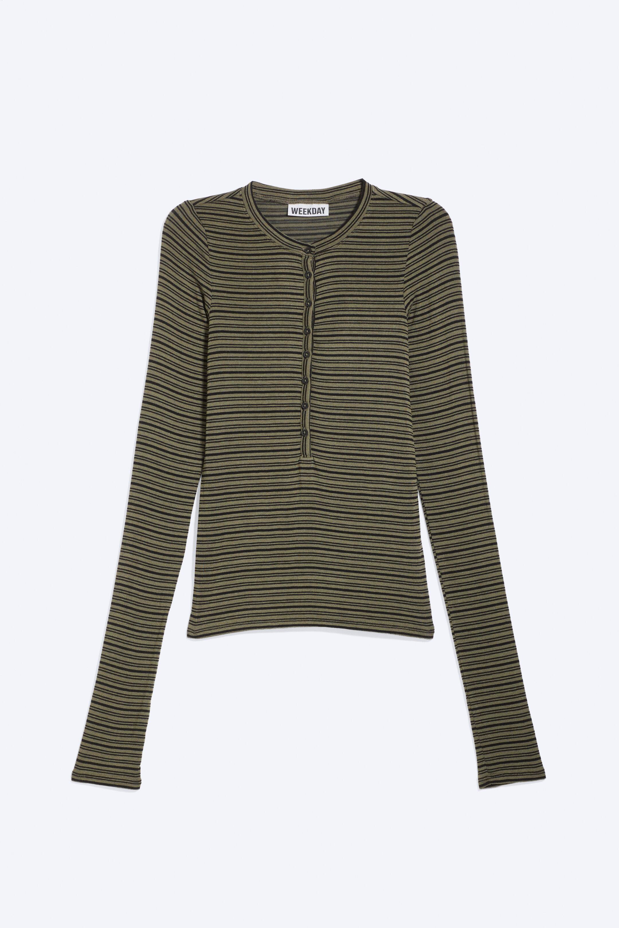 Ver imagem maior: Uma camisola Henley de corte justo exibe a sua parte frontal, apresentando riscas horizontais em verde-oliva e preto com uma textura fina canelada. É desenhada com uma gola redonda, uma carcela de oito botões, mangas compridas e bainhas retas.