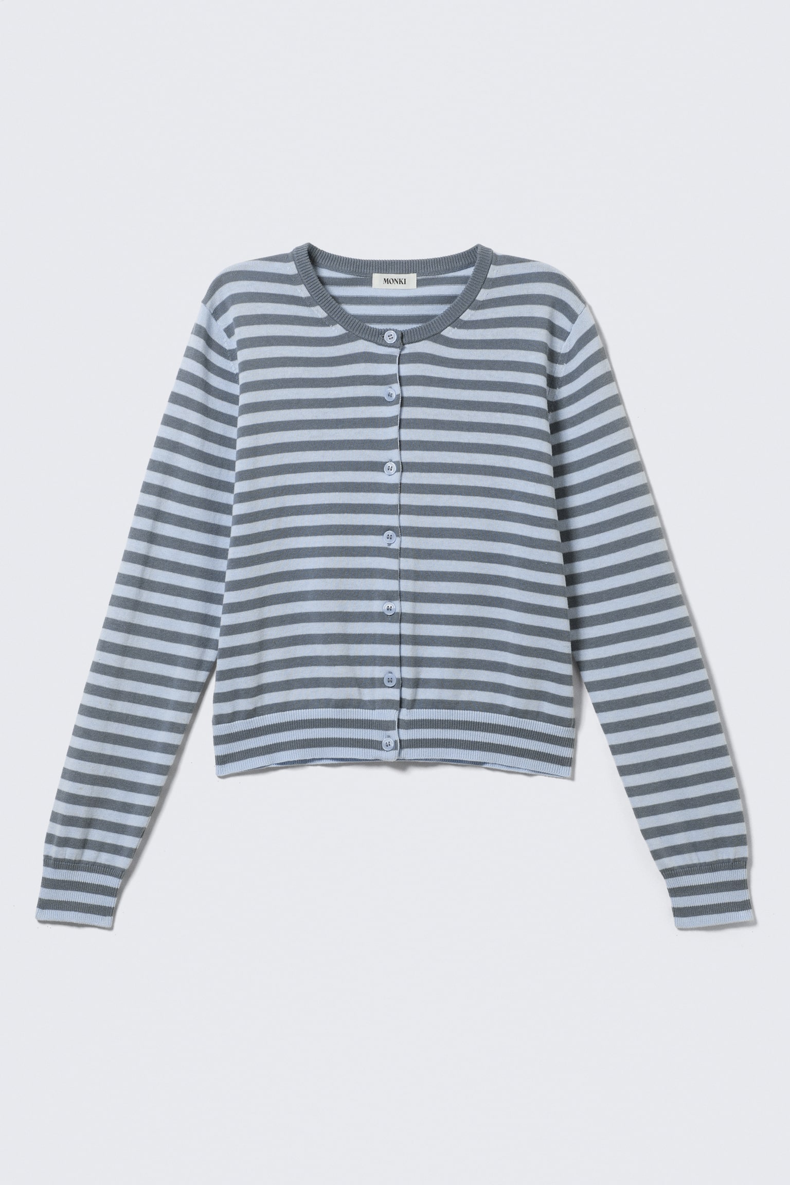 En grå og lyseblå stripet cardigan presenteres forfra, med horisontale striper, en rund halslinning og lange ermer som avsluttes med ribbestrikkede mansjetter. En ribbestrikket kant fullfører nederkanten, og syv lyseblå knapper lukker frontstolpen, med en hvit "MONKI"-etikett synlig bak i halslinningen. - 1