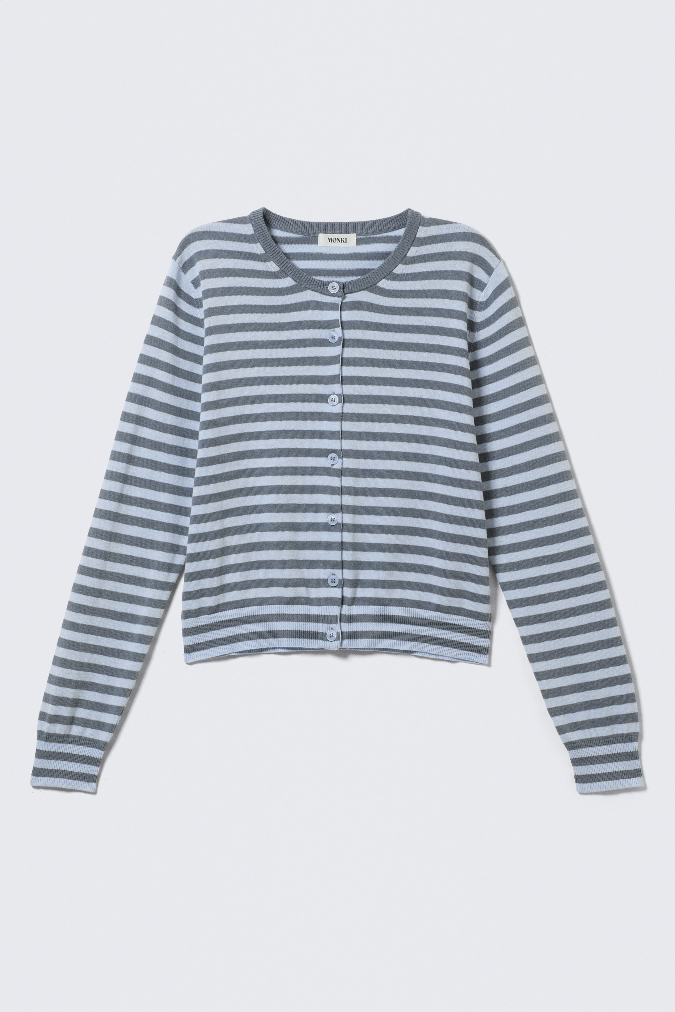 Ver imagen más grande: Un cárdigan de rayas grises y azul claro se presenta desde el frente, mostrando rayas horizontales, un escote redondo y mangas largas que terminan en puños acanalados. Un dobladillo acanalado completa el borde inferior, y siete botones azul claro cierran la tapeta frontal, con una etiqueta blanca "MONKI" visible en la parte posterior del escote.