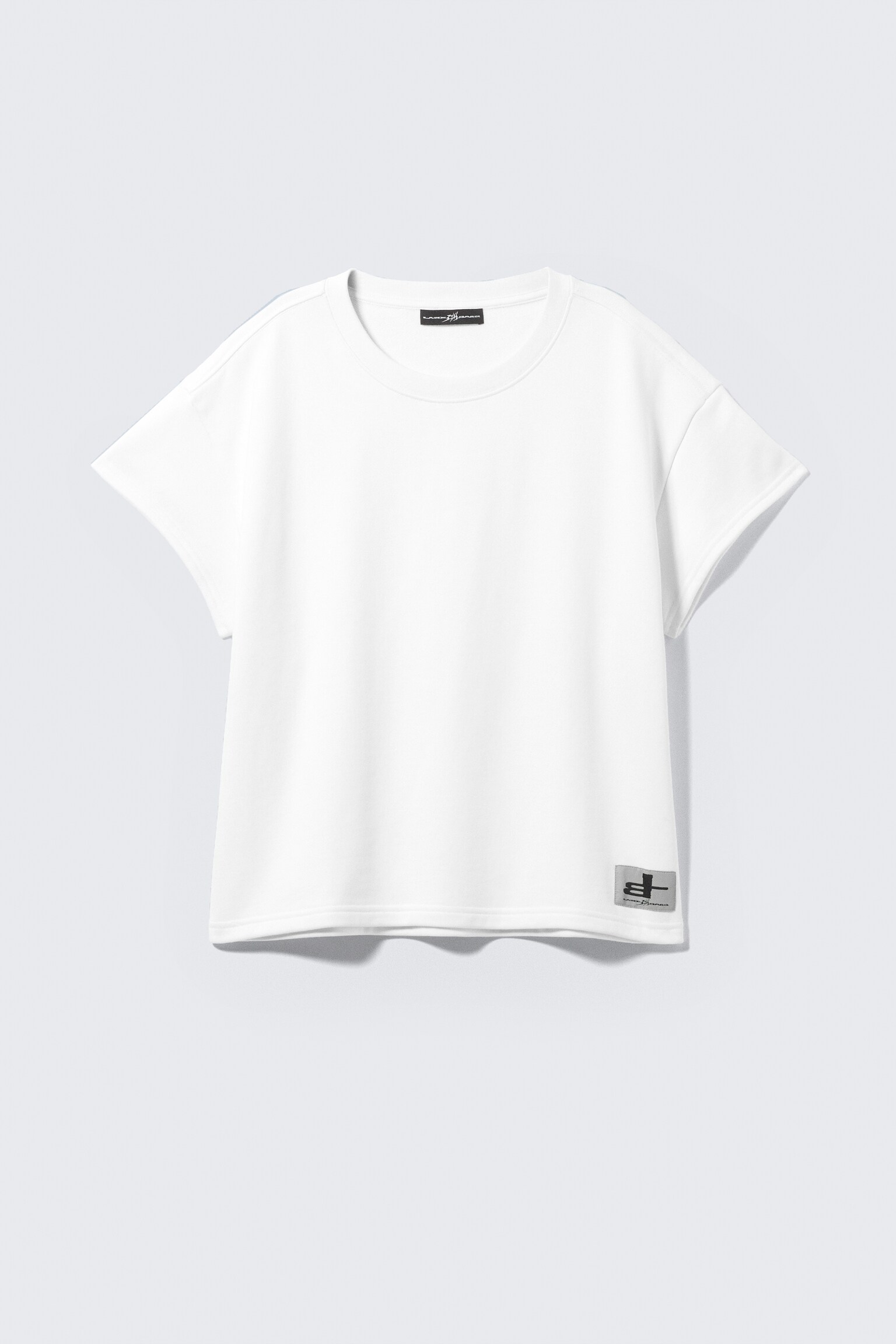 Camiseta unisex tipo boxy de manga corta CM x LB - Blanco - Logotipo amarillo