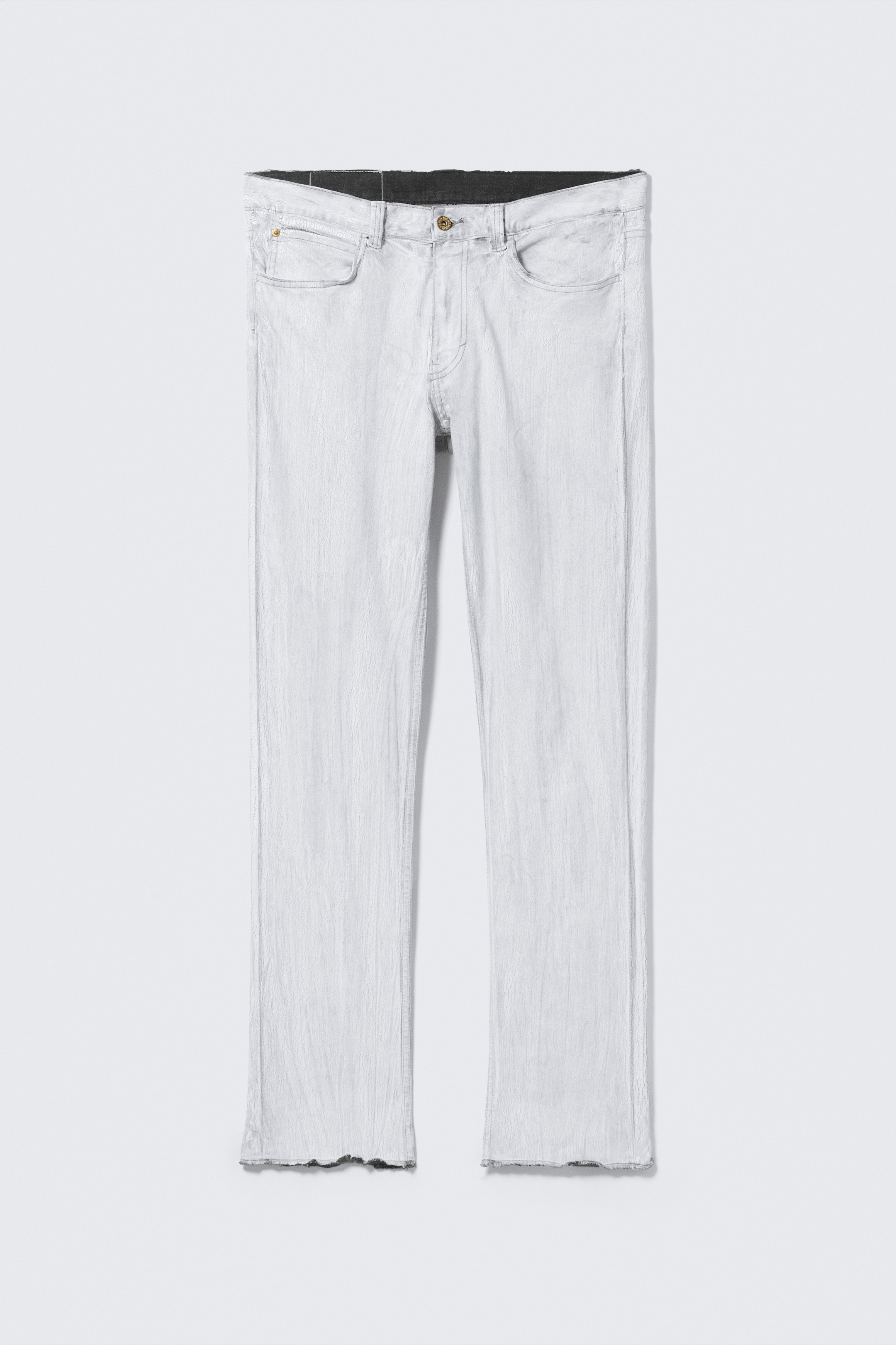 Agrandir l'image: Un jean droit froissé de couleur gris clair est présenté de face. Ils présentent des poches avant standard, une fermeture à bouton unique et une braguette zippée, avec un ourlet brut et effiloché.