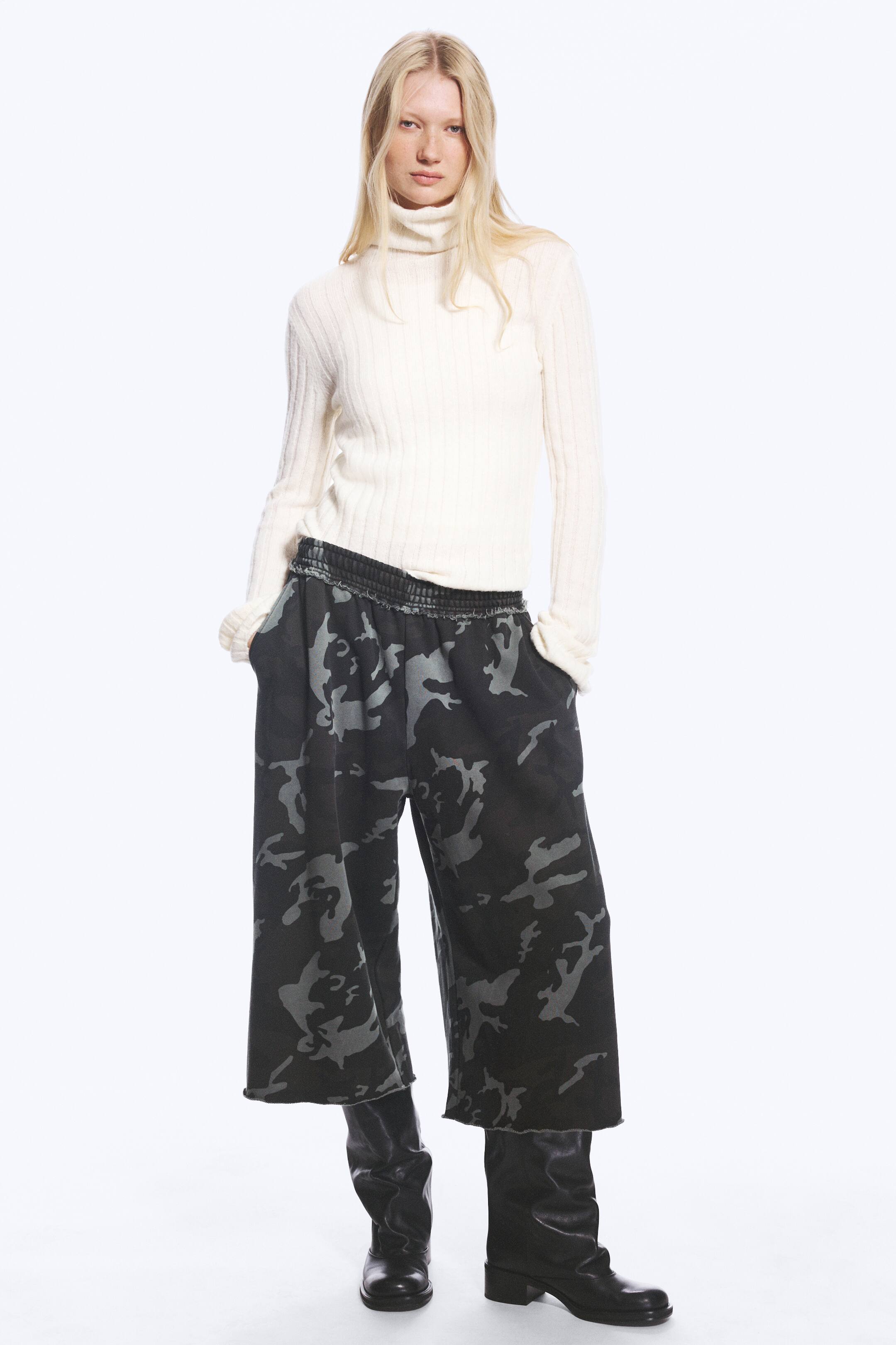 Agrandir l'image: Le mannequin porte un pantalon Terry 7/8 à coupe լայն?