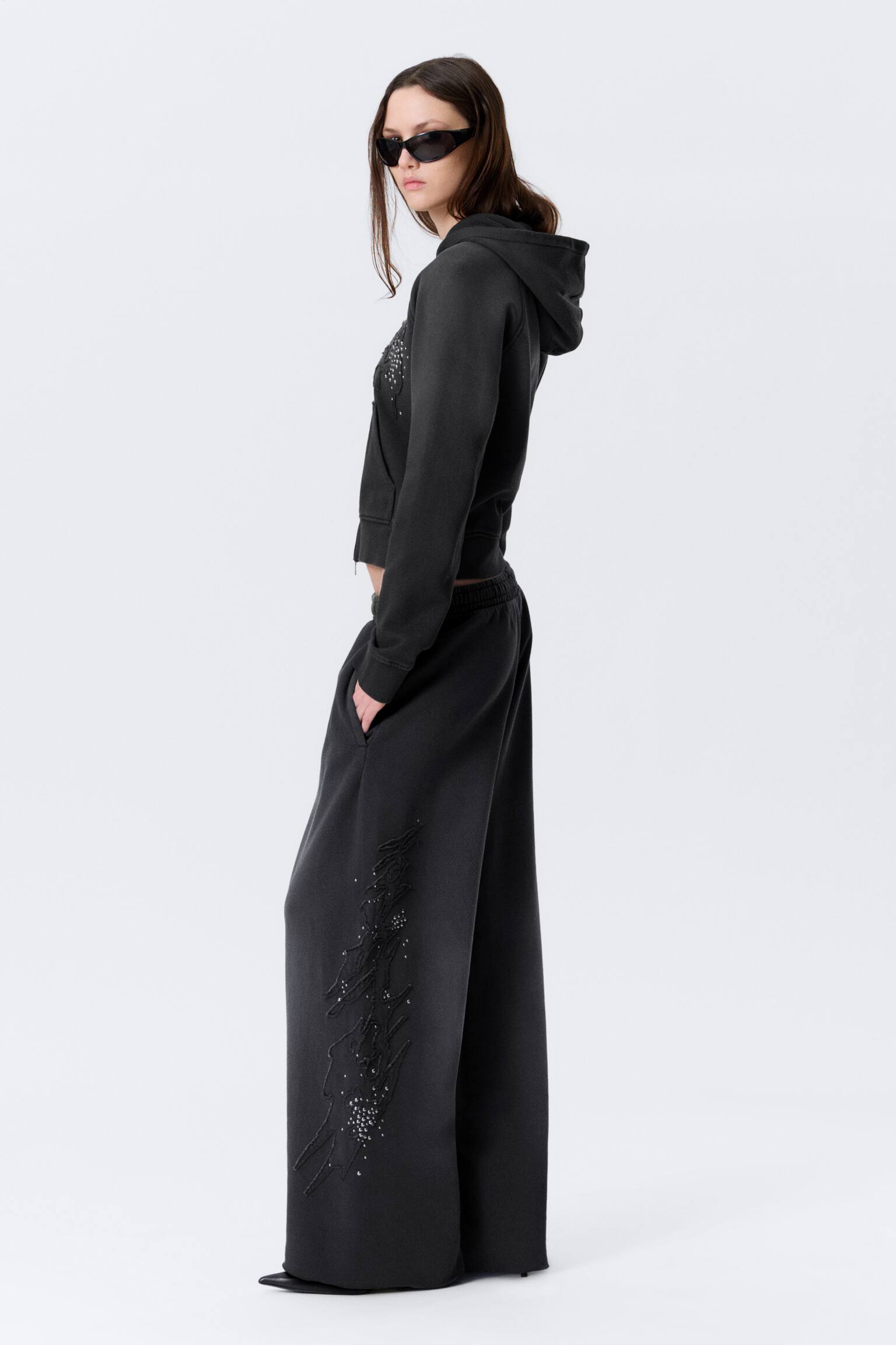 Долнище на анцуг с ниска талия, свободна кройка и декорация с капси - С шипове в черно - 3