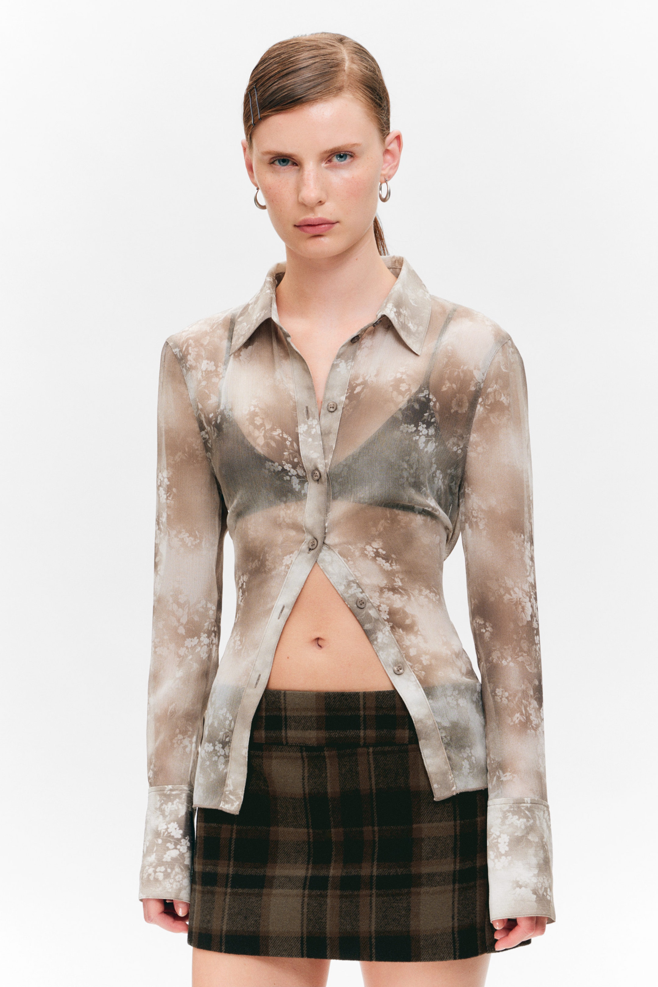 Blumenmuster - Figurbetontes, transparentes Hemd mit Bindeband - 2