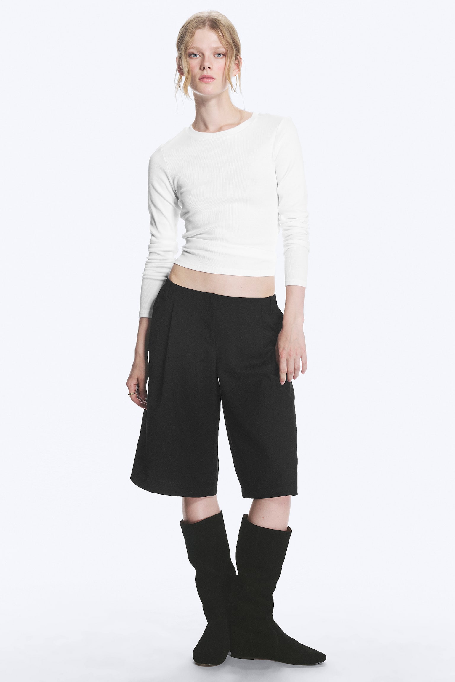 Lavtaljede habitshorts i loose fit med trekvart længde - Sort/Lys beige - 1