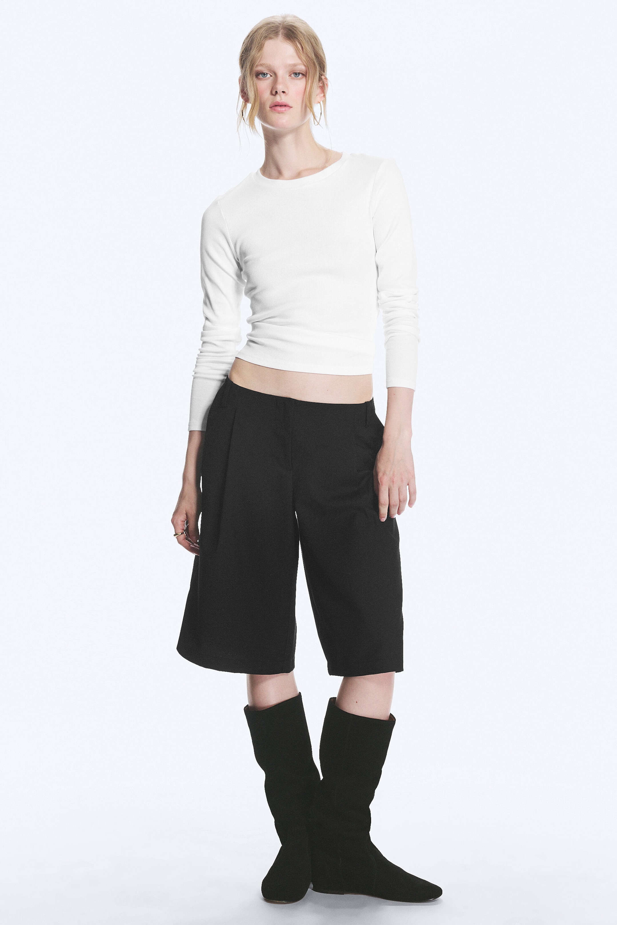 Svart - Trekvartslånga lediga kostymshorts med låg midja - 1